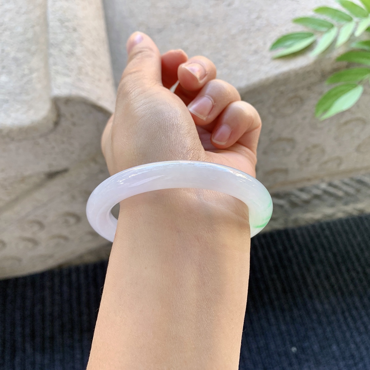 圆条52 53，圈口53.8/9/9，编码H3032126，描述：冰糯春彩，水润，种老，细腻，无裂。