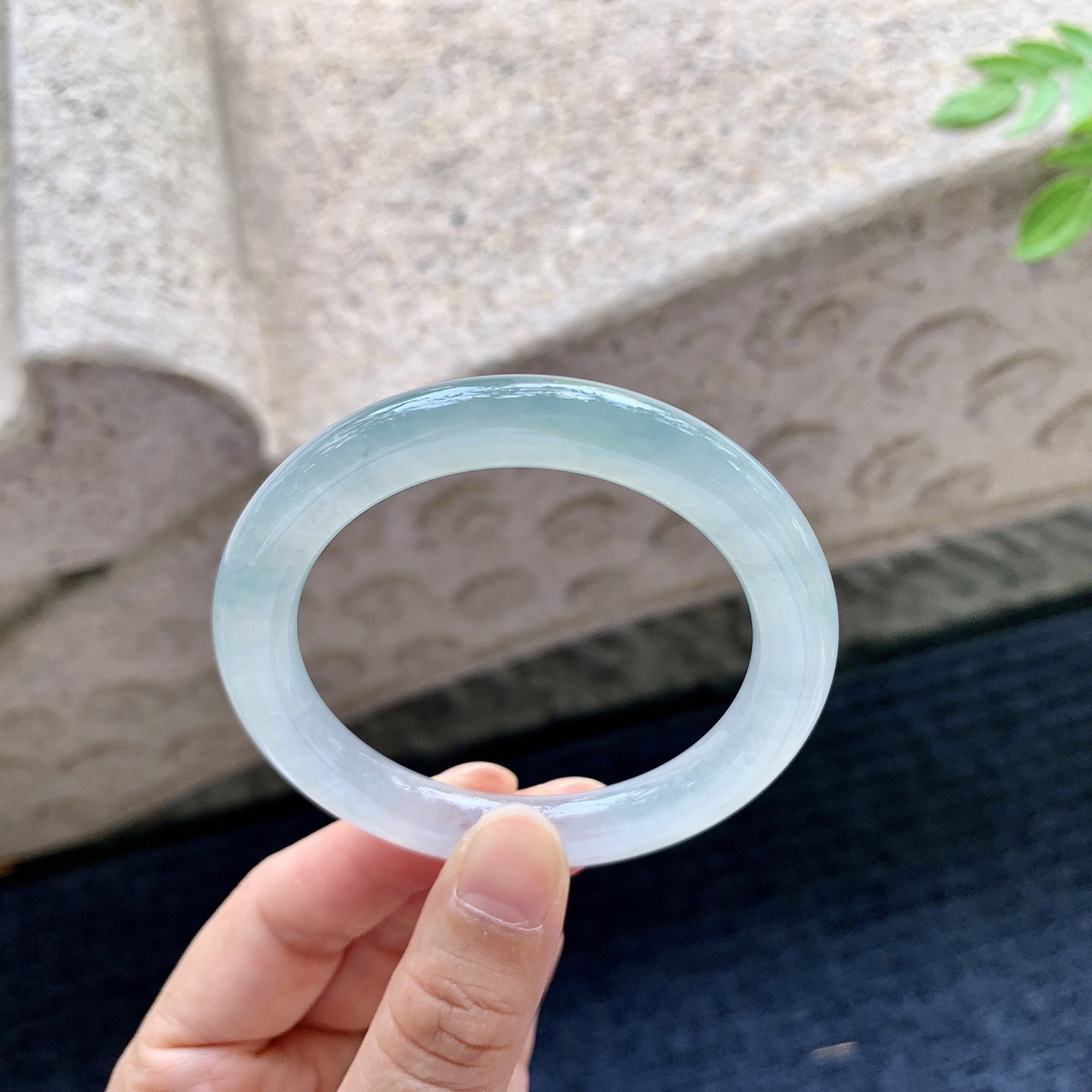 圆条50 51，圈口51.3/8.5/8.8，编码C5081554，冰糯飘绿，水润，种老，细腻，打灯有絮线