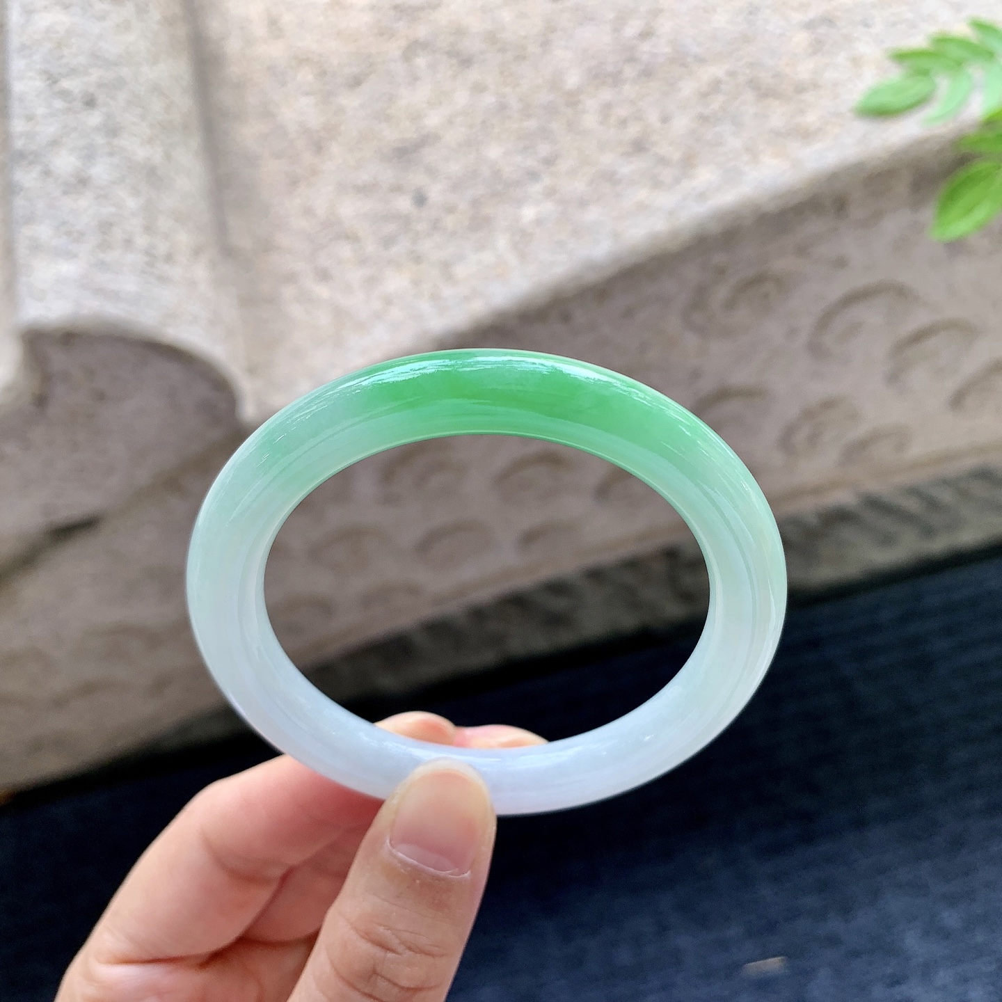 圆条51 52，圈口52.3/8.4/8.5，编码BA081508，细糯飘阳绿，水润，种老，细腻，无裂。