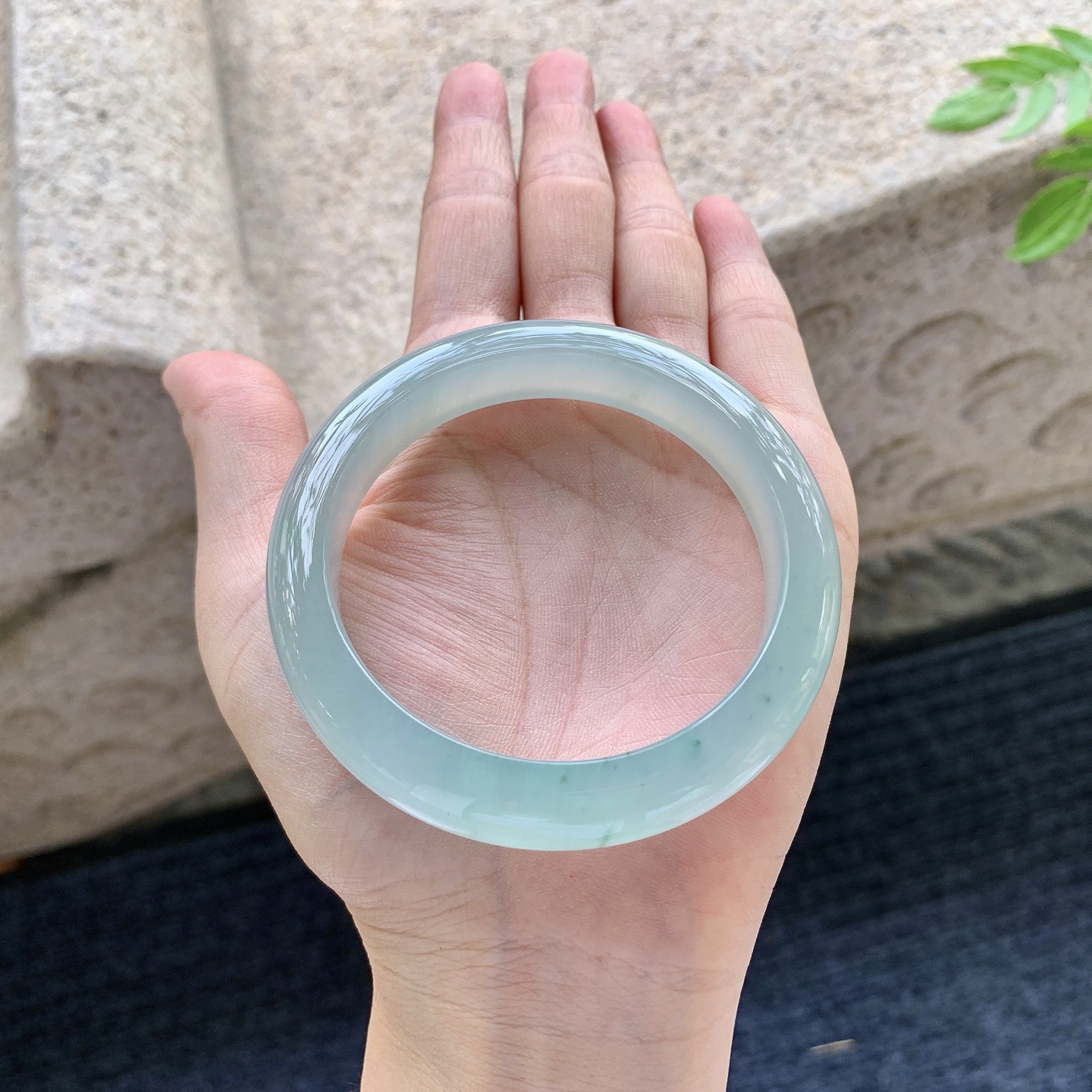 正圈54 55，圈口55.6/11.7/8.6，编码B2081524，描述冰糯晴绿，水润，种老，细腻