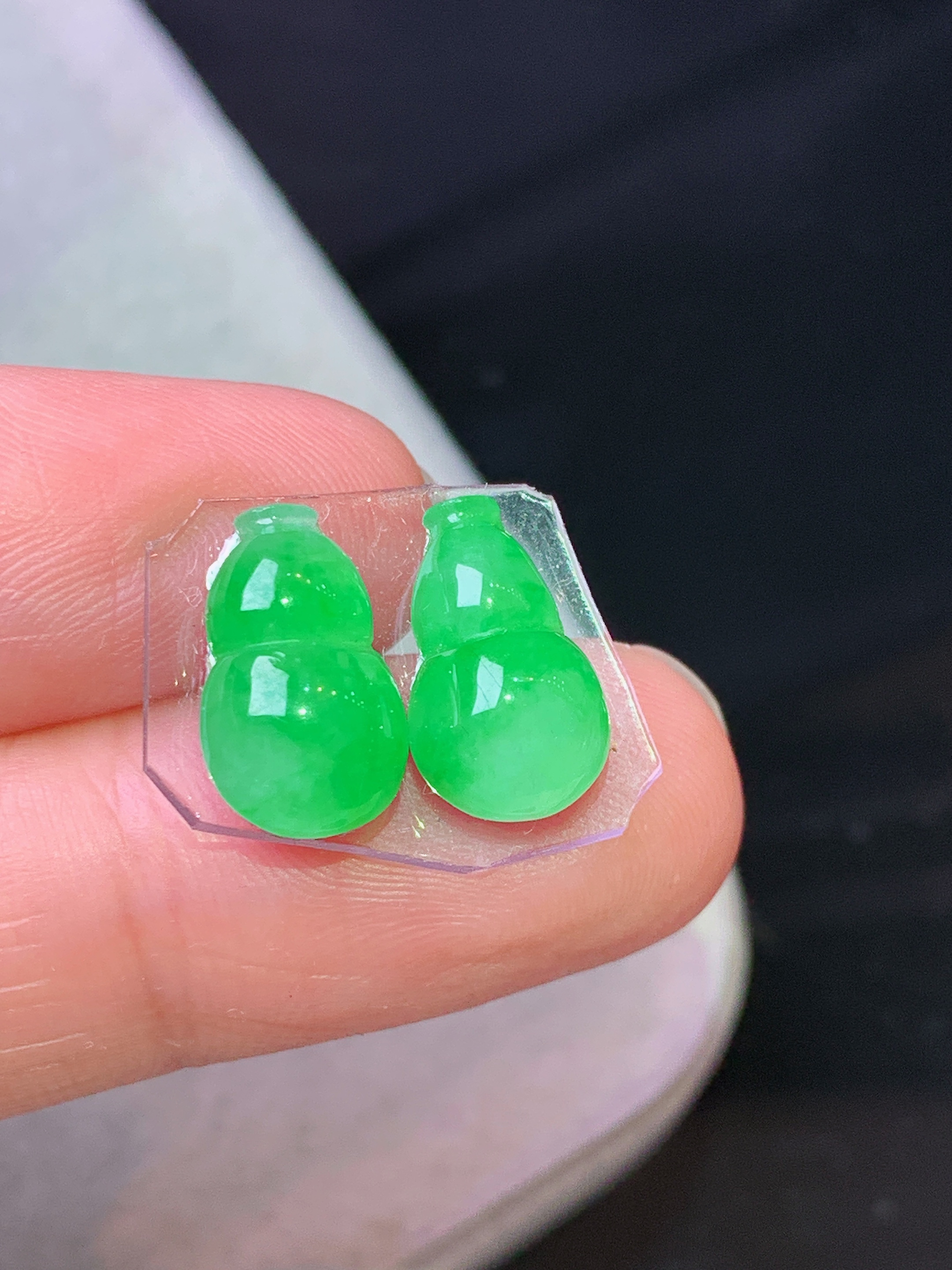 镶嵌款 阳绿葫芦一对 玉质细腻 色泽艳丽清新 水润亮眼 整体尺寸12.3*7.6*4.2 j3
