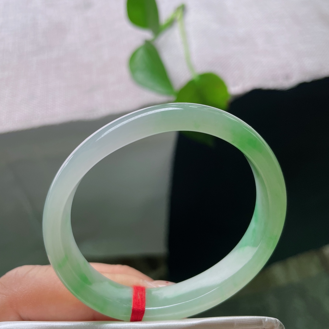 51.4（43.4）10.7/6.3，飘绿贵妃，皮纹，冰肌凝玉，翠色沿着镯身缓缓晕染，似一江春水漫过素环，清透水光流转，满目皆是春日清和。ss56940a