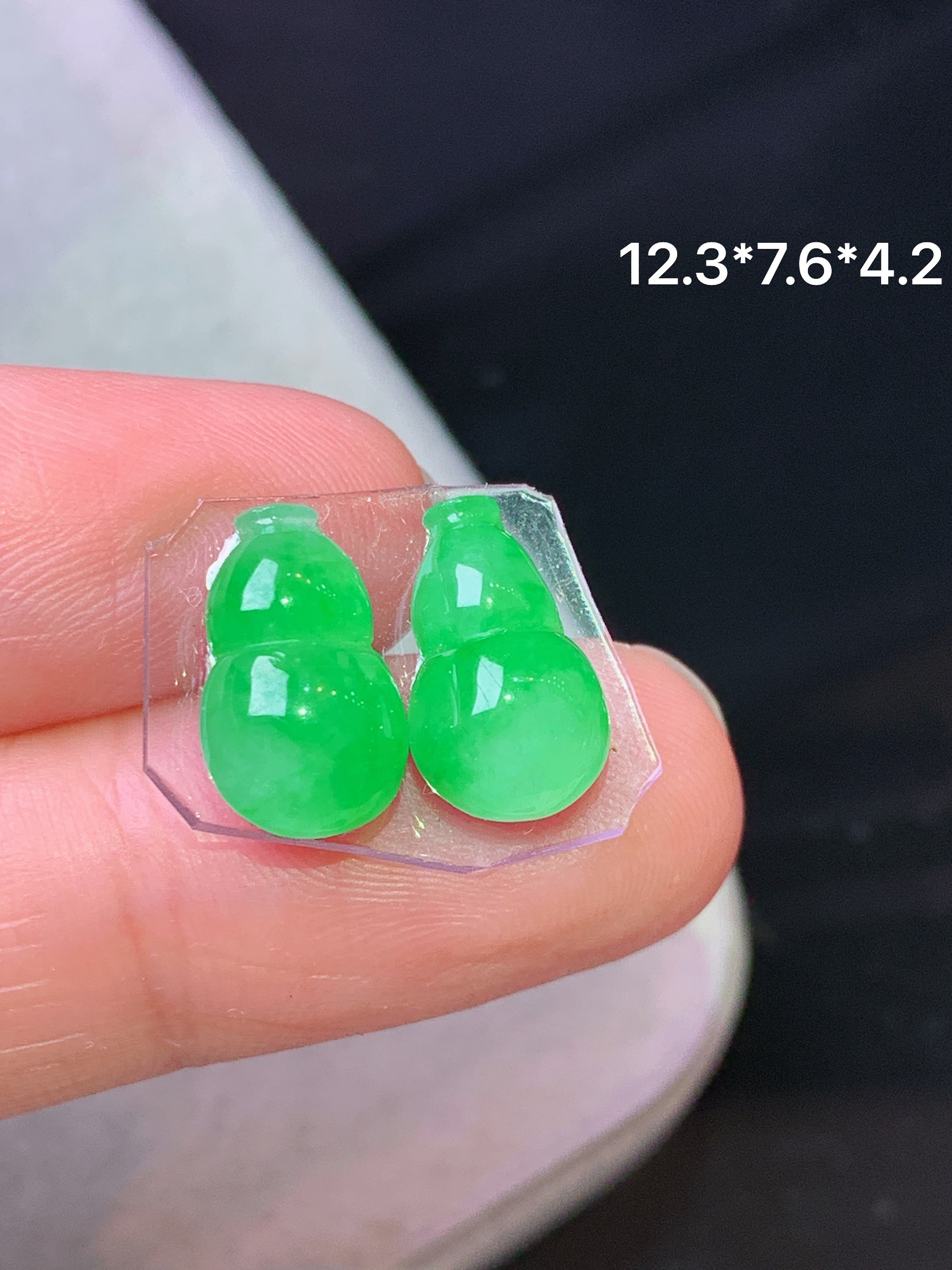 镶嵌款 阳绿葫芦一对 玉质细腻 色泽艳丽清新 水润亮眼 整体尺寸12.3*7.6*4.2 j3