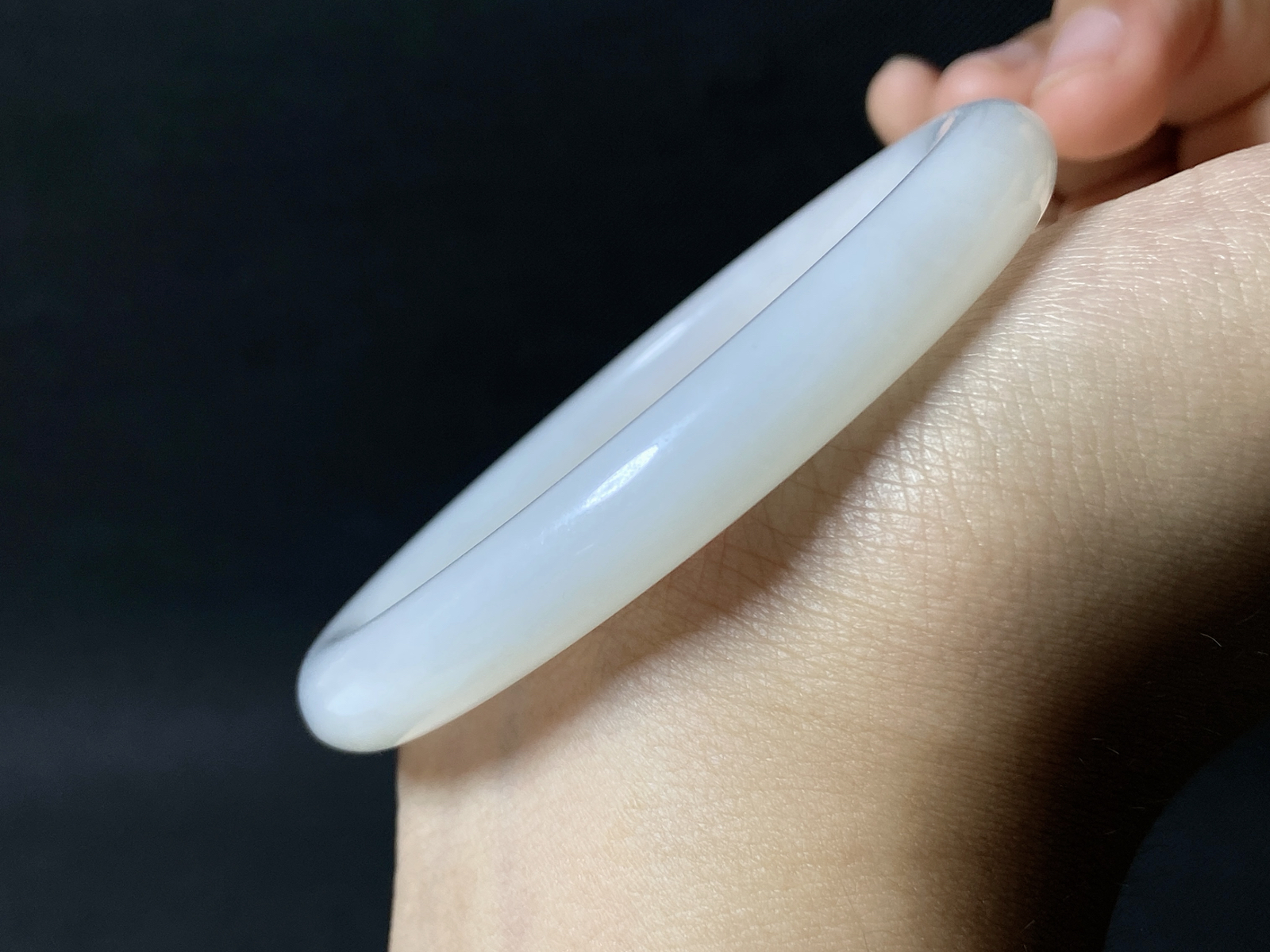 老坑和田玉羊脂白玉手镯，圈口59/10/10重52.9克，美好寓意，尺寸配戴美丽动人 玉质细腻油润无裂无杂魅力动人3