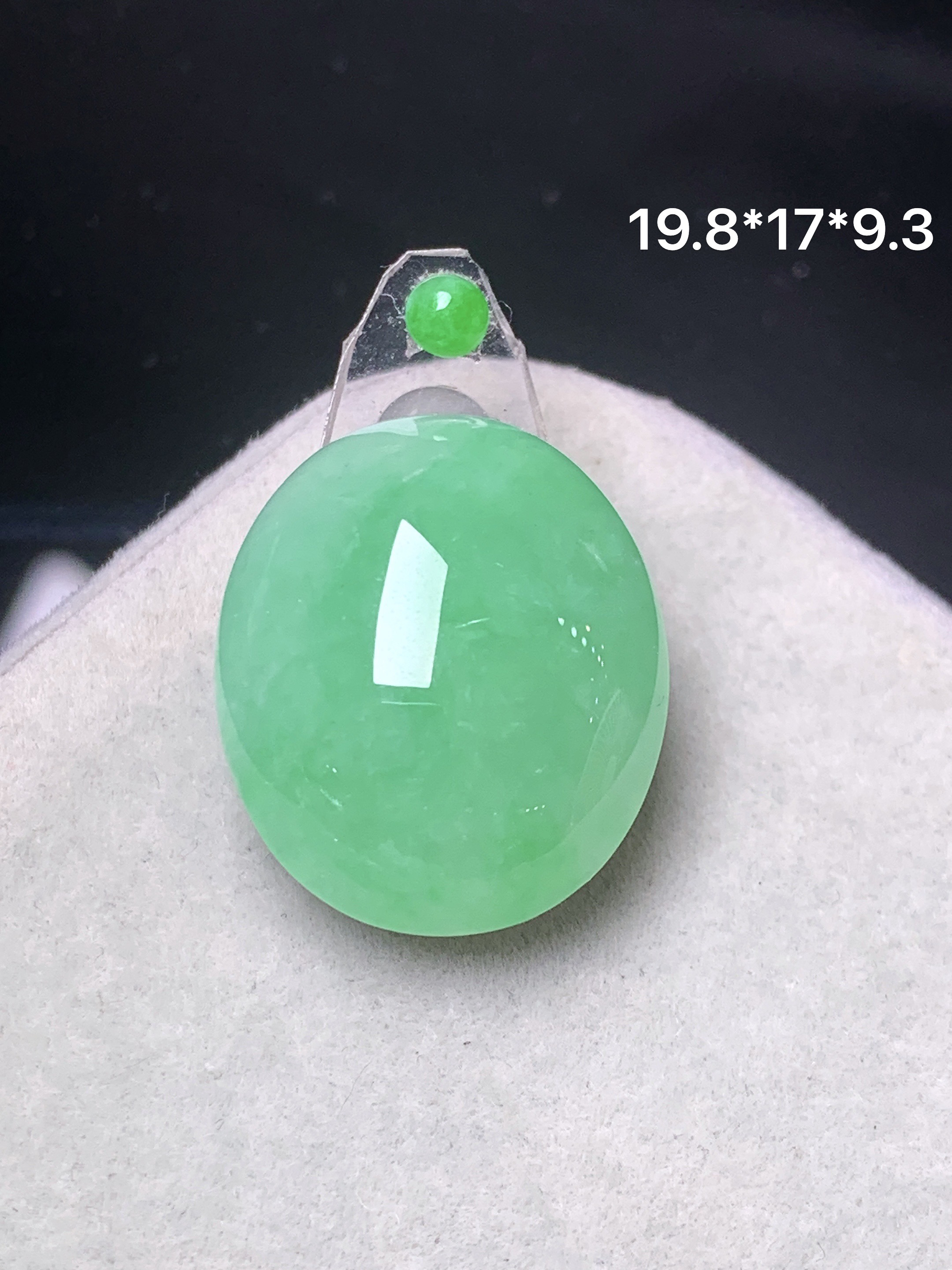 镶嵌款 阳绿蛋面吊坠 玉质细腻 色泽艳丽清新 水润亮眼 整体尺寸19.8*17*9.3 2x