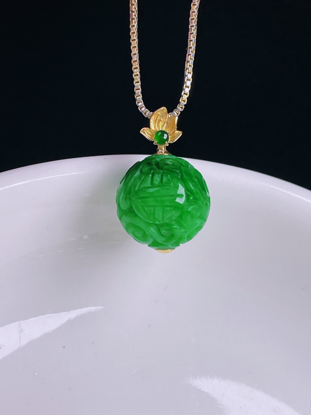 ️辣绿圆珠路路通，老种起光，细底通透，尺寸：裸石12.2mm0814