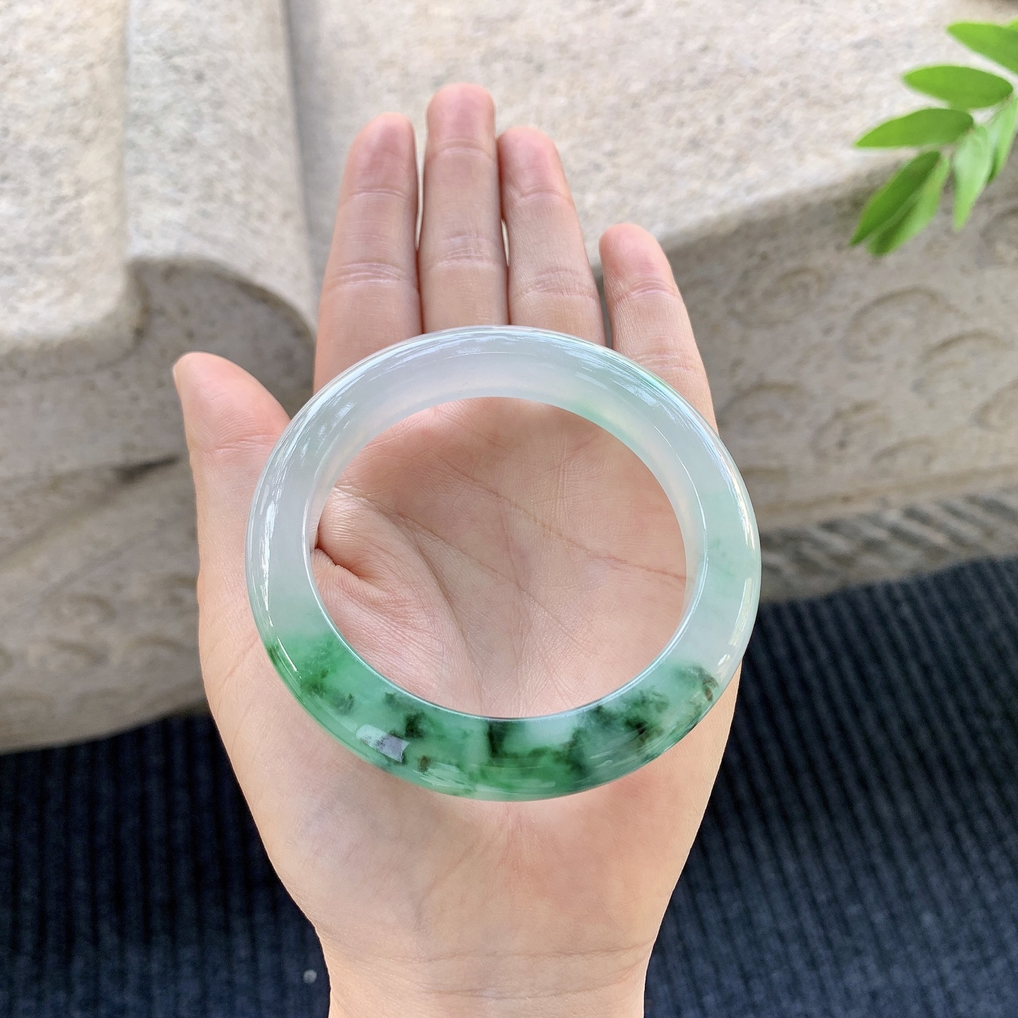 正圈54 55，圈口55.7/11.2/9.7，编码DW081570，冰糯绿花，清透，水润，种老，细