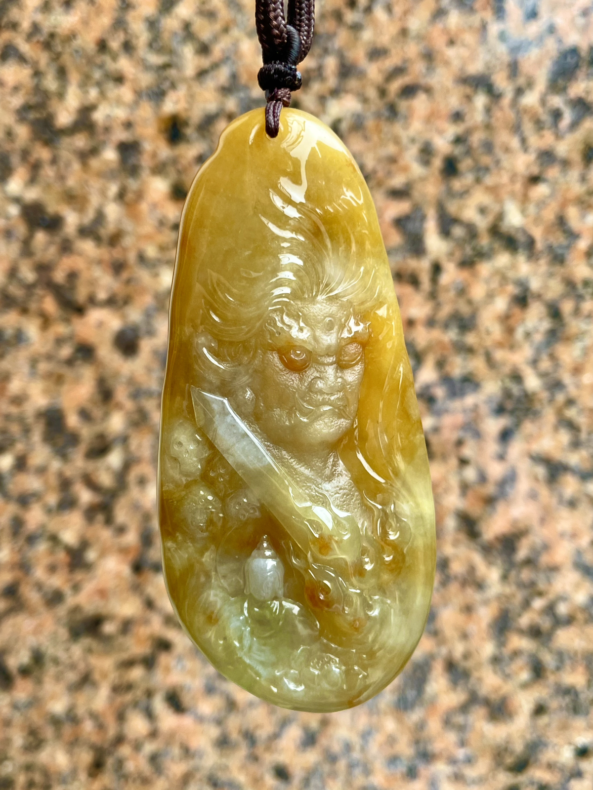 【一念之间】可以做不动明王佩戴，也可以做一念之间、佛与魔，很漂亮的满黄翡料子，天然色泽，很厚实，俏色巧雕，名师作品，工艺精细，立体厚装，推荐入手。