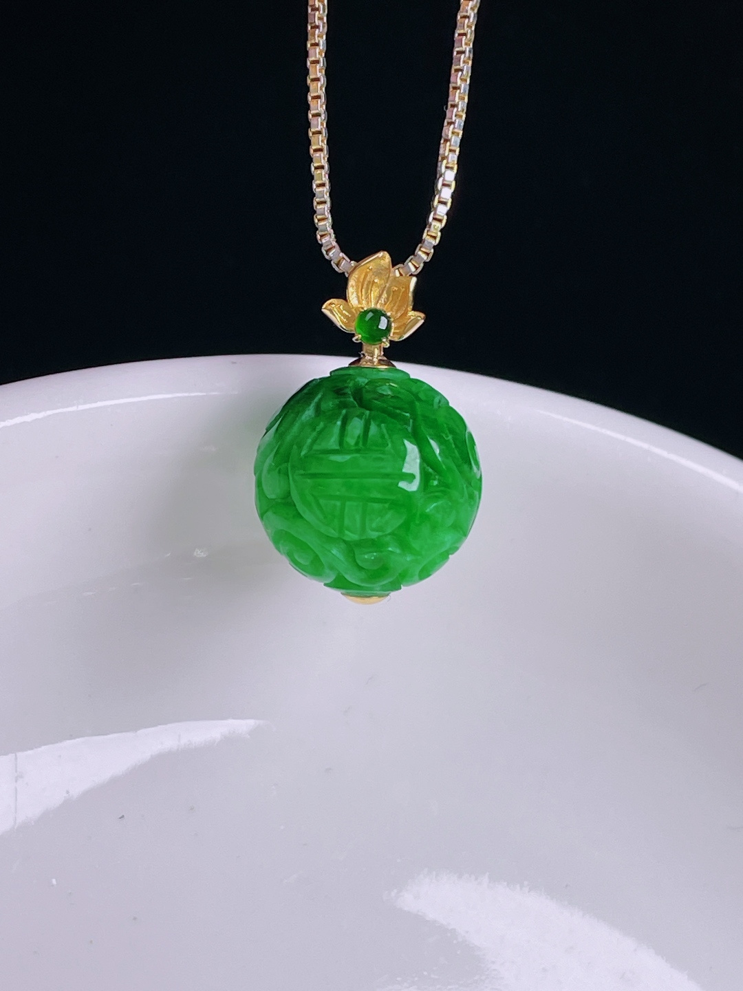 ️辣绿圆珠路路通，老种起光，细底通透，尺寸：裸石12.2mm0814