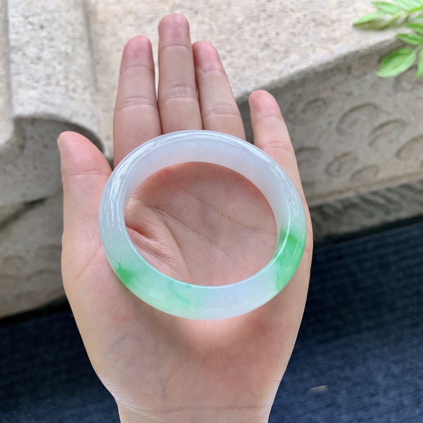 正圈49 50，圈口50.7/12.8/8，编码G7081523，描述冰糯飘阳绿，水润，种老，细腻，无裂。