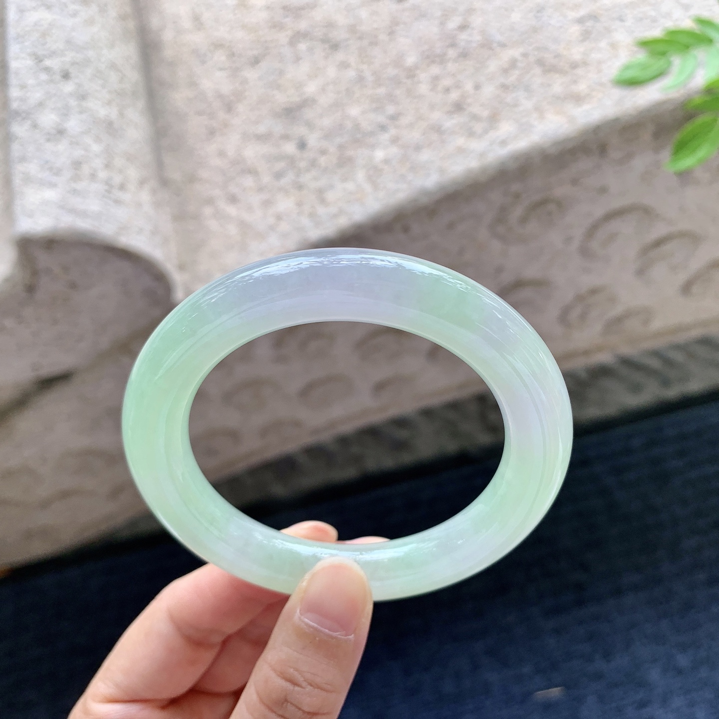 圆条54 55，圈口55.3/10.5/10.9，编码WW081551，描述细糯果绿，水润，种老，细腻，打灯有絮线
