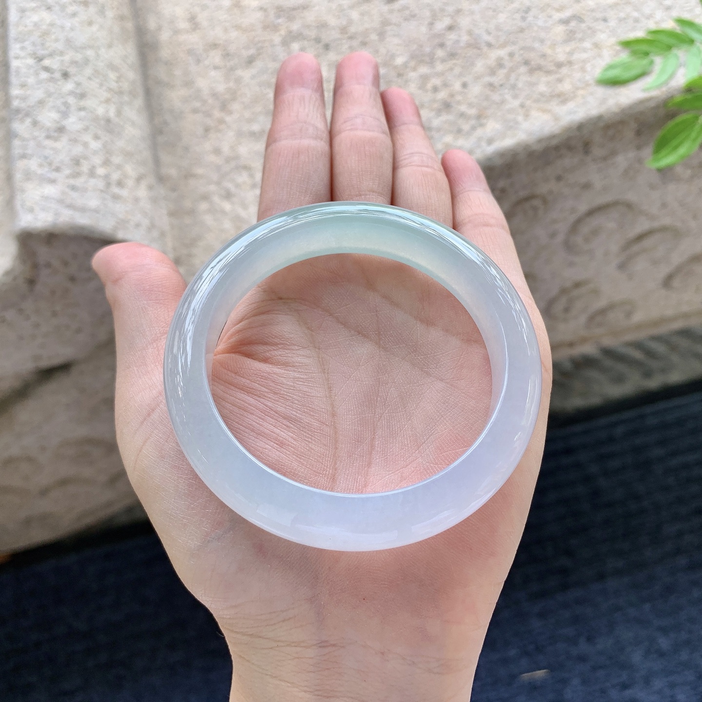 圆条55 56，圈口56.3/12.2/8.3，编码A3081514，冰糯飘绿，水润，种老，细腻，无裂。