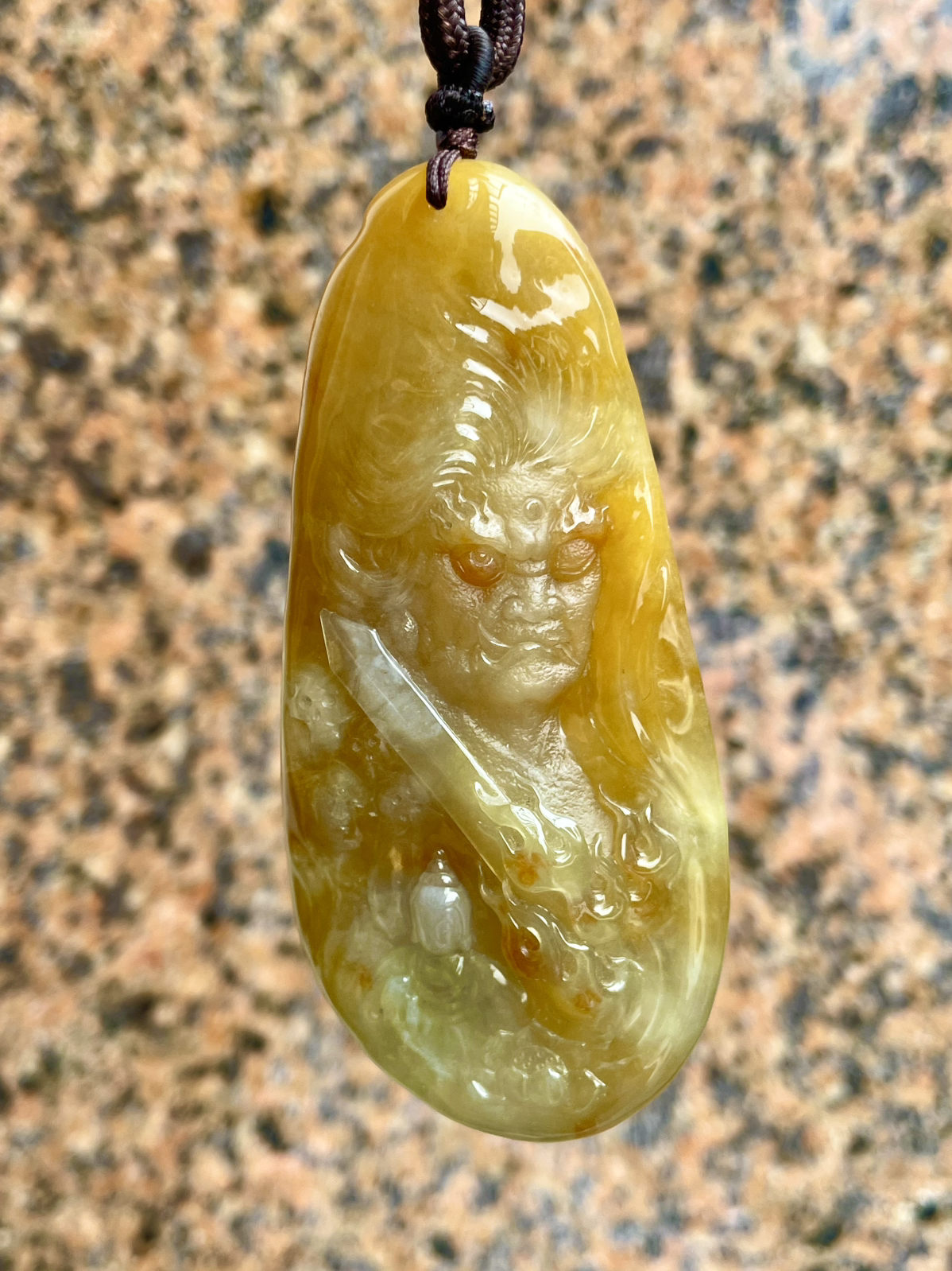 【一念之间】可以做不动明王佩戴，也可以做一念之间、佛与魔，很漂亮的满黄翡料子，天然色泽，很厚实，俏色巧雕，名师作品，工艺精细，立体厚装，推荐入手。
