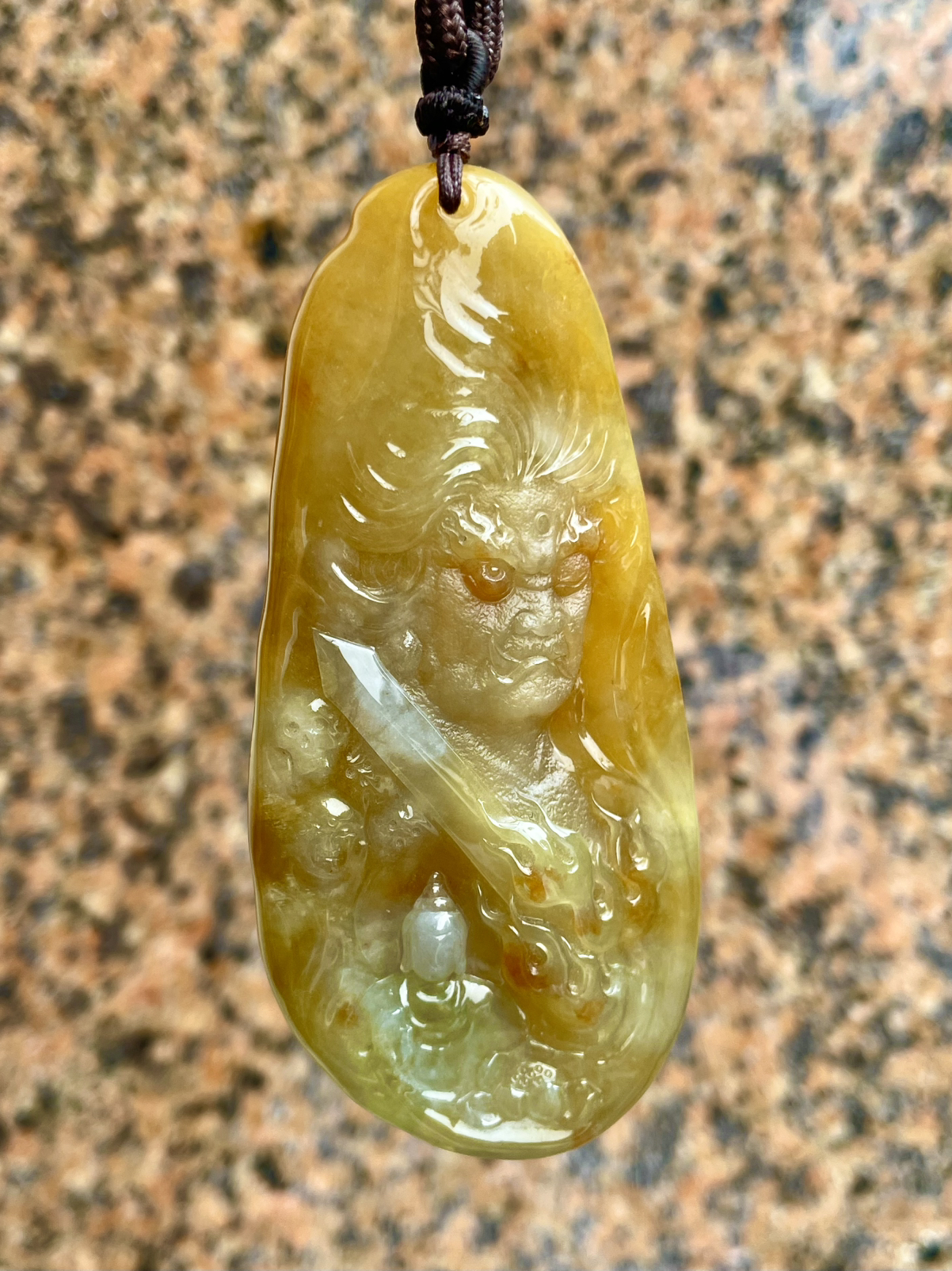 【一念之间】可以做不动明王佩戴，也可以做一念之间、佛与魔，很漂亮的满黄翡料子，天然色泽，很厚实，俏色巧雕，名师作品，工艺精细，立体厚装，推荐入手。