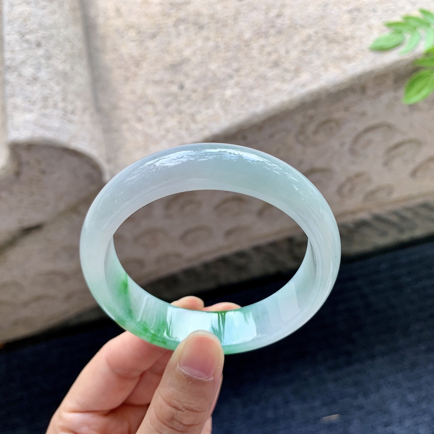 正圈56 57，圈口57.4/15/7.7，编码LH081555，糯冰飘辣绿，宽版，水润，种老，细腻，无裂。