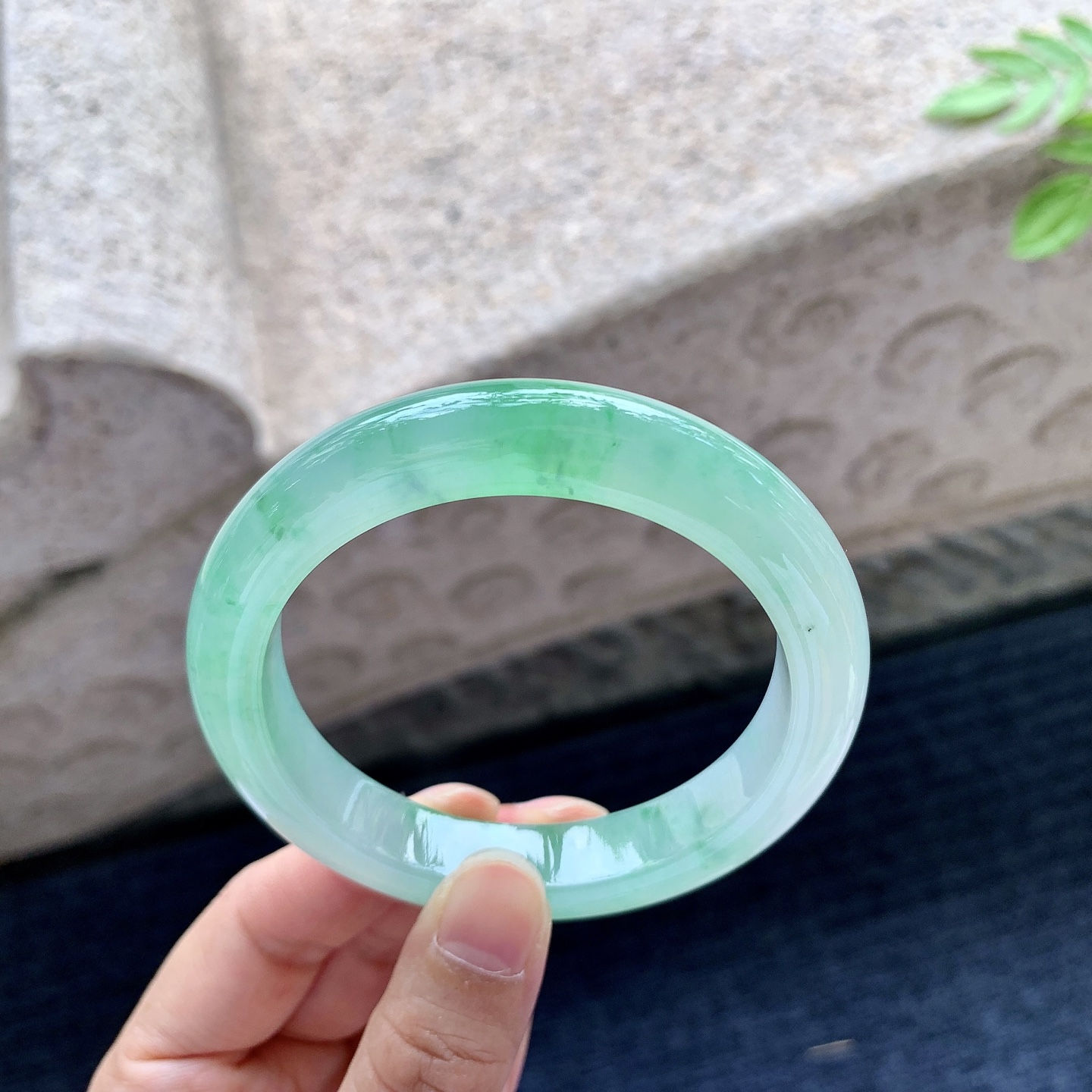 正圈55 56，圈口56/11.4/9.1，编码GJ081537，冰糯飘阳绿，水润，种老，细腻，打灯有絮线