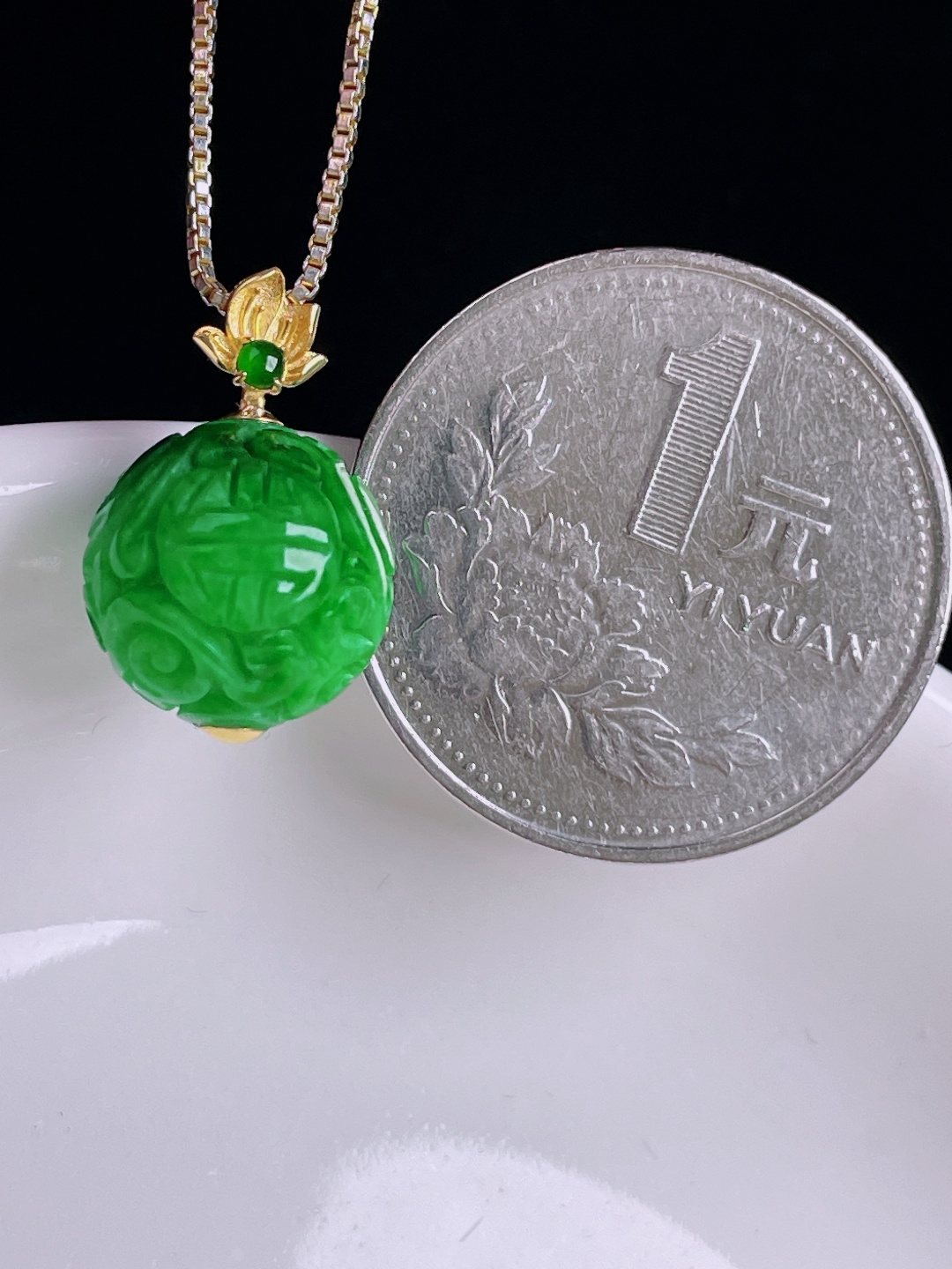 ️辣绿圆珠路路通，老种起光，细底通透，尺寸：裸石12.2mm0814