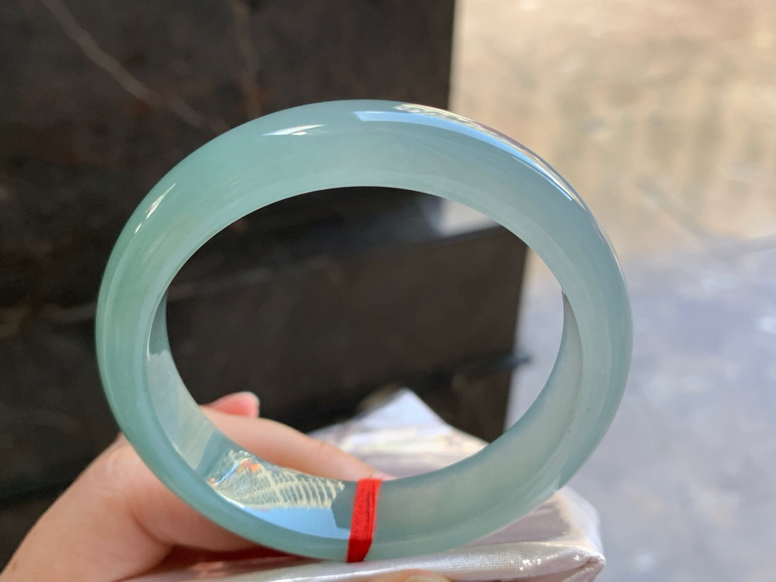 57-13-8.3
冰蓝手镯^_^鲜艳