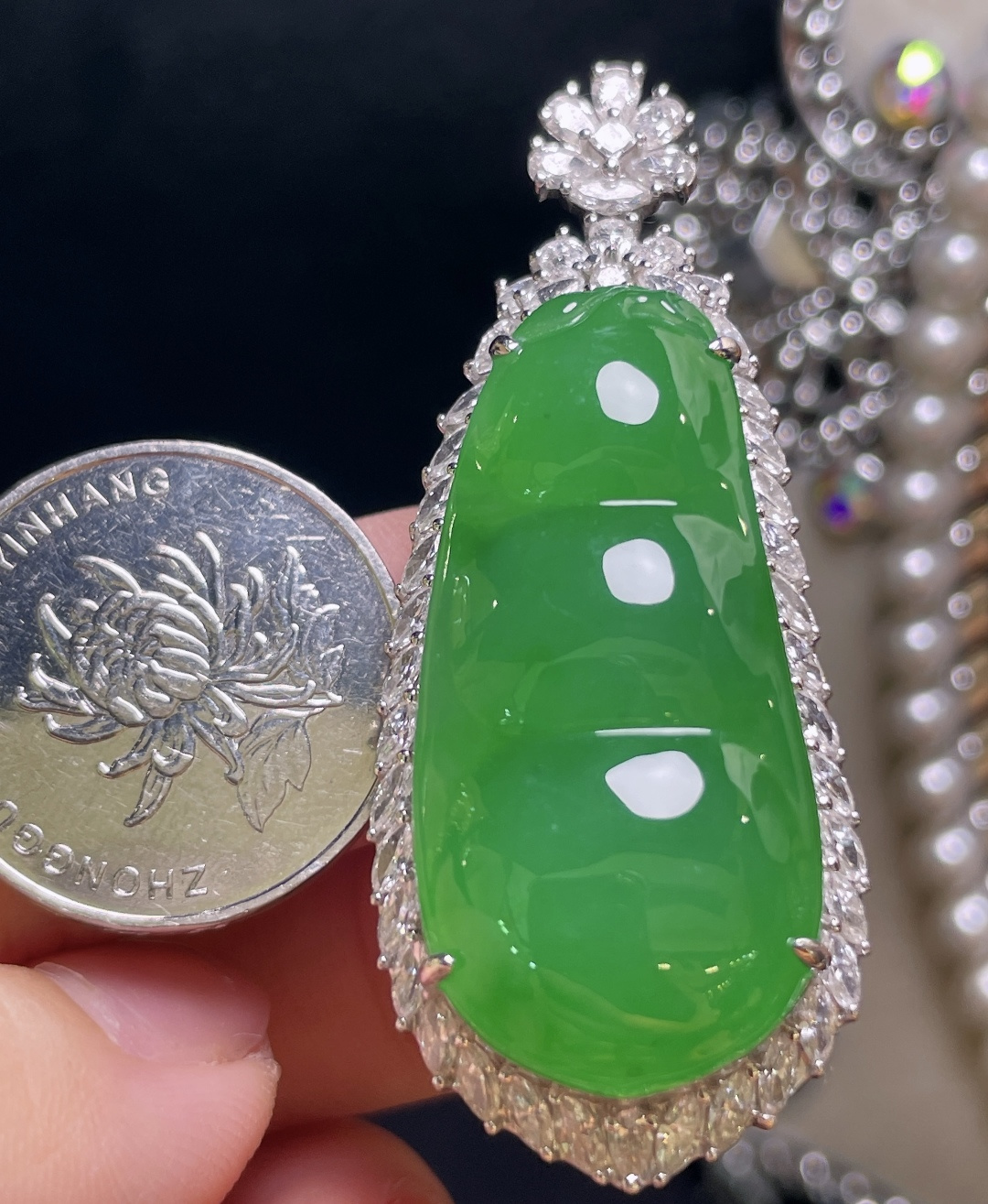翡翠A货 福豆吊坠，阳绿满色，料子冰润细腻，种老起光，18k金镶真钻，上身佩戴效果很好51.5-20.5-13.2裸石34.5-16.5-5.7