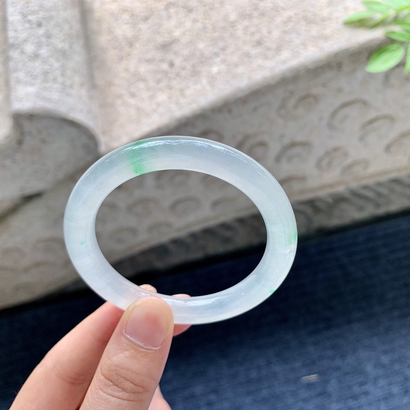 圆条49 50，圈口50/8.2/8，编码H6081503，描述冰飘绿，清透，水润，种老，细腻，有纹线