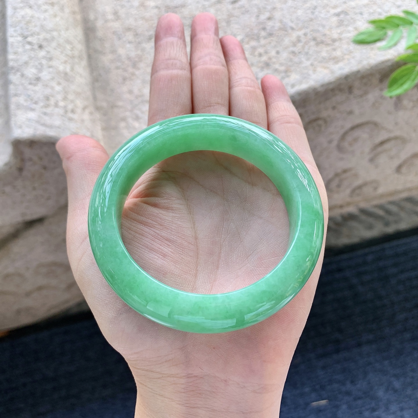 正圈54 55，圈口55.4/14.3/9.6，编码WW081532，满绿，水润，种老，细腻，打灯有纹线