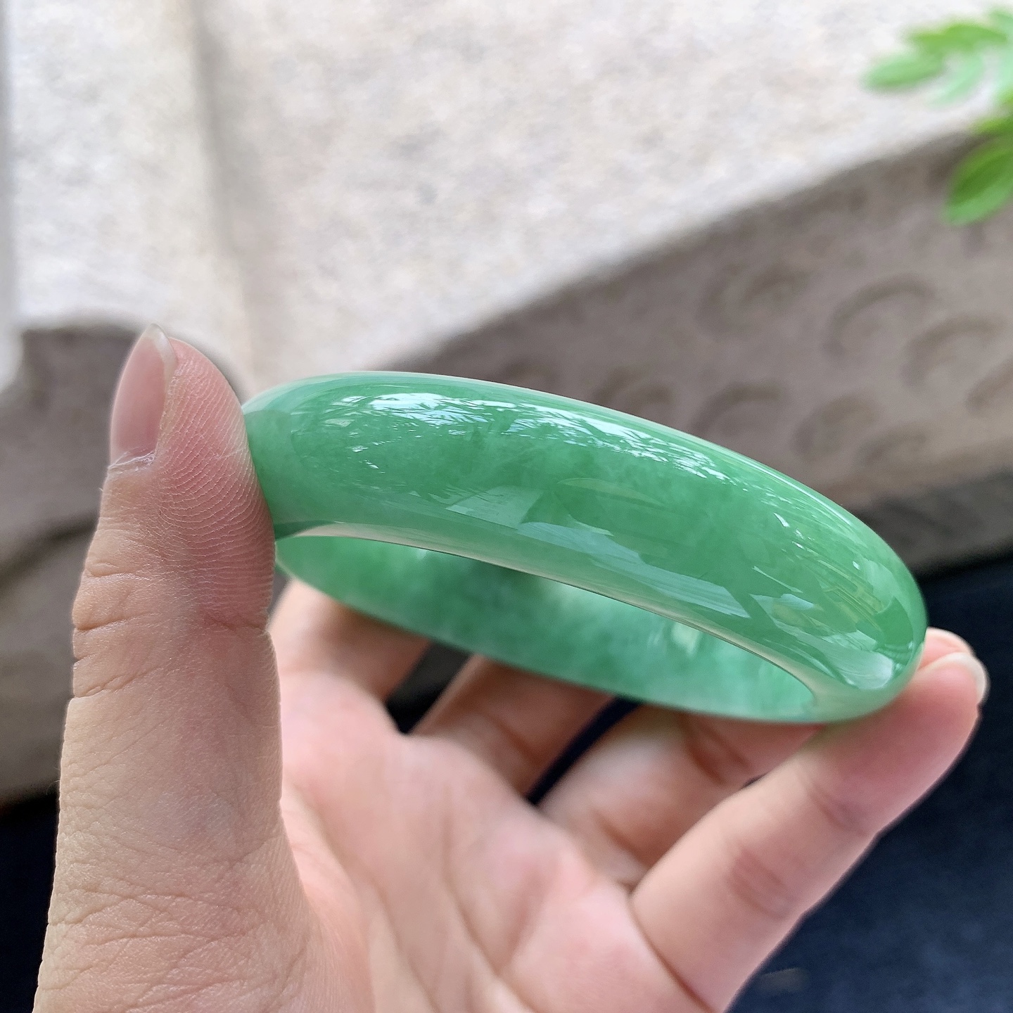 正圈54 55，圈口55.4/14.3/9.6，编码WW081532，满绿，水润，种老，细腻，打灯有纹线