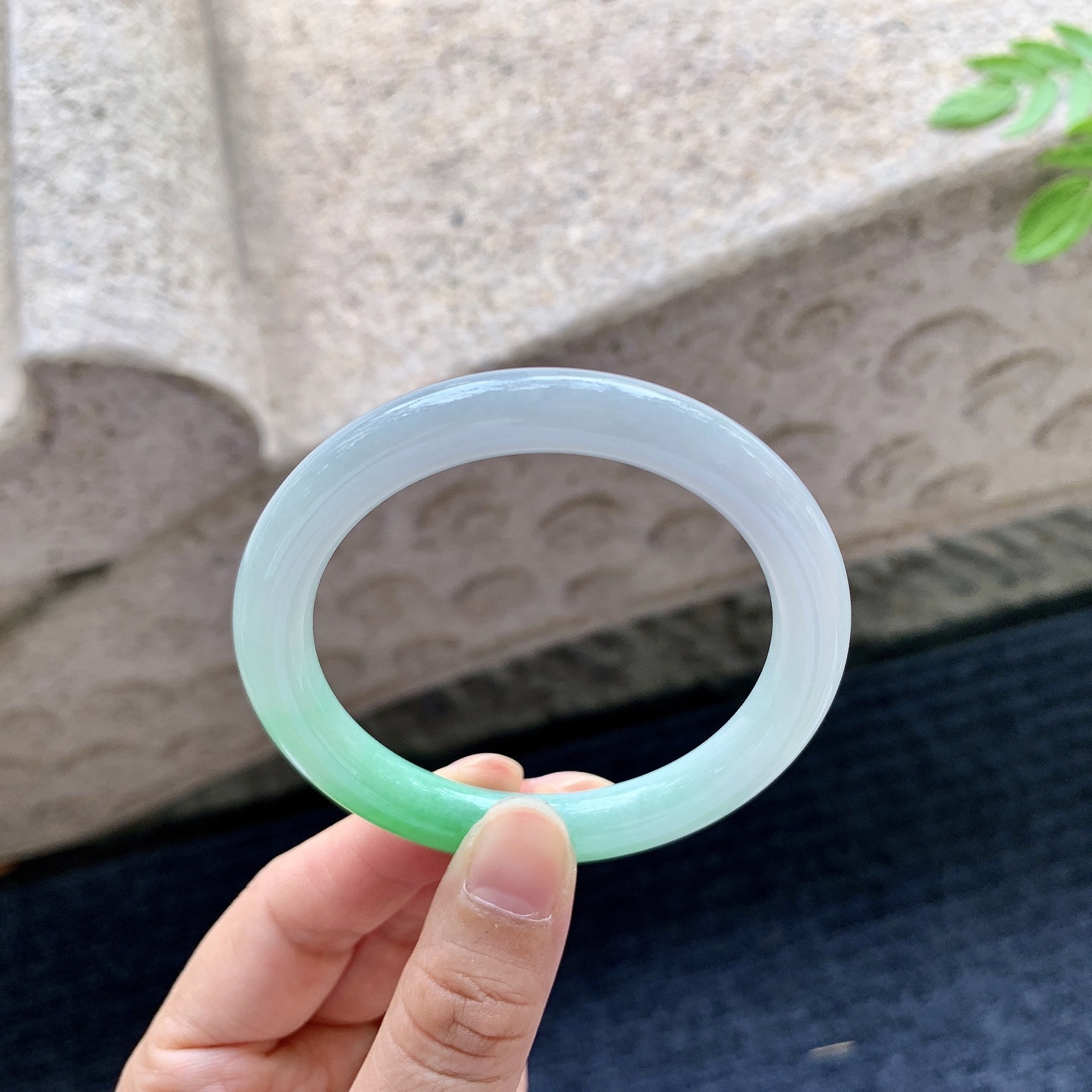 圆条51 52，圈口52.3/8.4/8.5，编码BA081508，细糯飘阳绿，水润，种老，细腻，无裂。