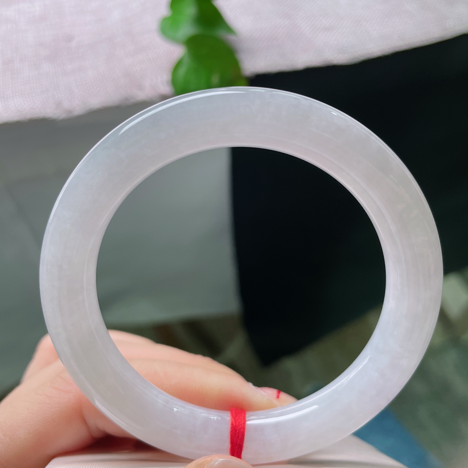 55/9.9，淡粉紫圆条，薄雾淡紫凝于素玉圆镯，浅粉春色轻覆白净玉底，通透柔光温润内敛ss56621