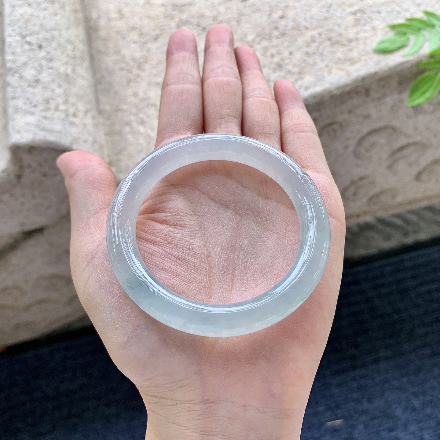 圆条50 51，圈口51.3/8.5/8.8，编码C5081554，冰糯飘绿，水润，种老，细腻，打灯有絮线