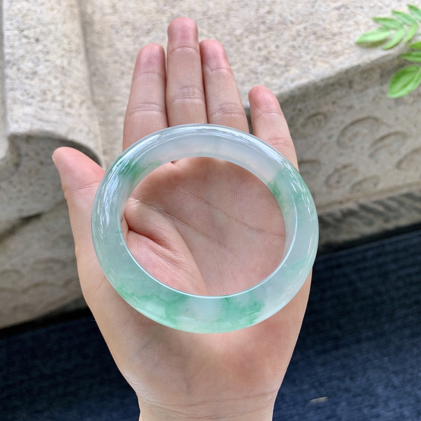 正圈55 56，圈口56.6/12.6/9.6，编码TT0815329，描述冰飘绿花，清透，水润，种老，细腻，无裂。