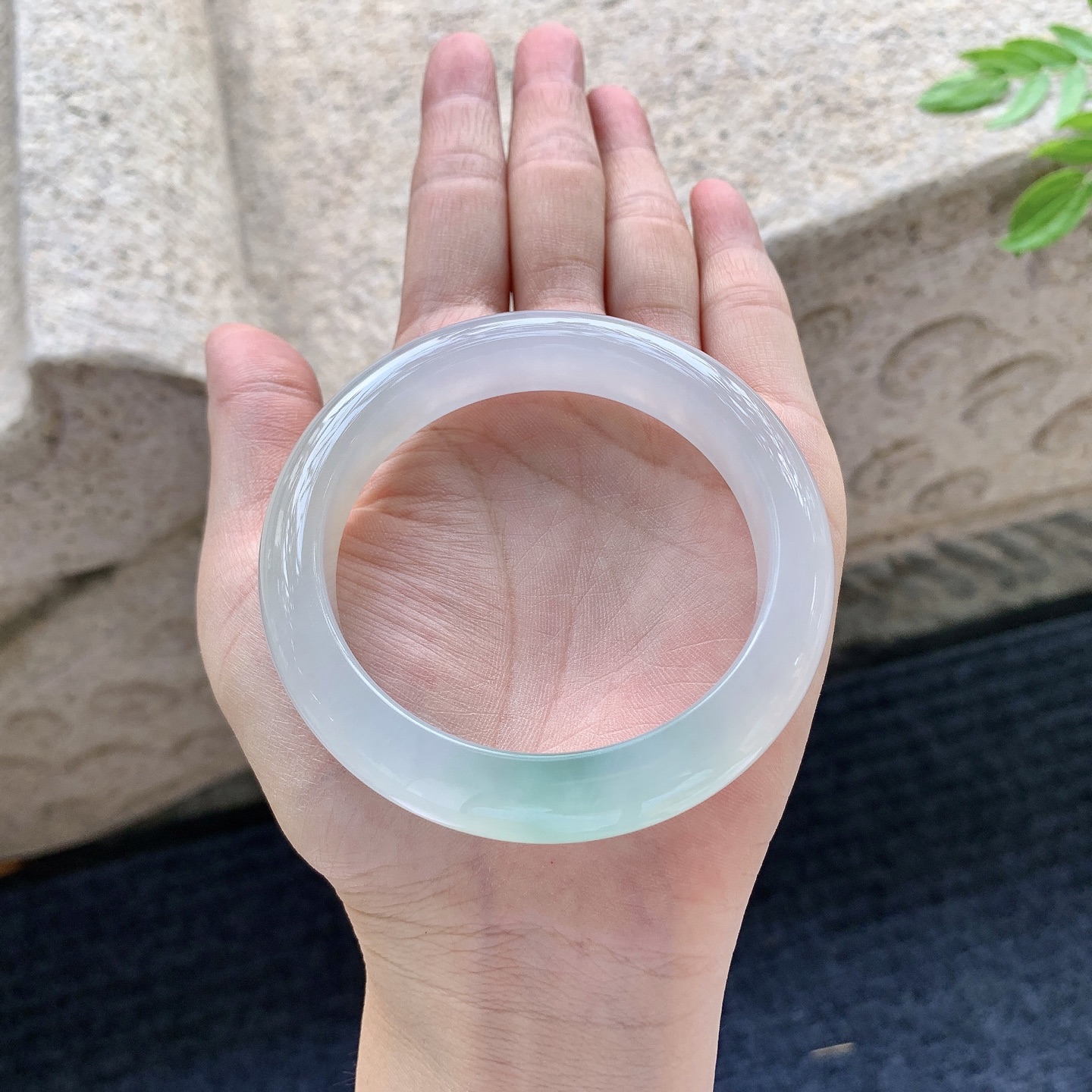 正圈55 56，圈口56/12.2/9，编码G7081526，描述冰糯飘绿，水润，种老，细腻，打灯有