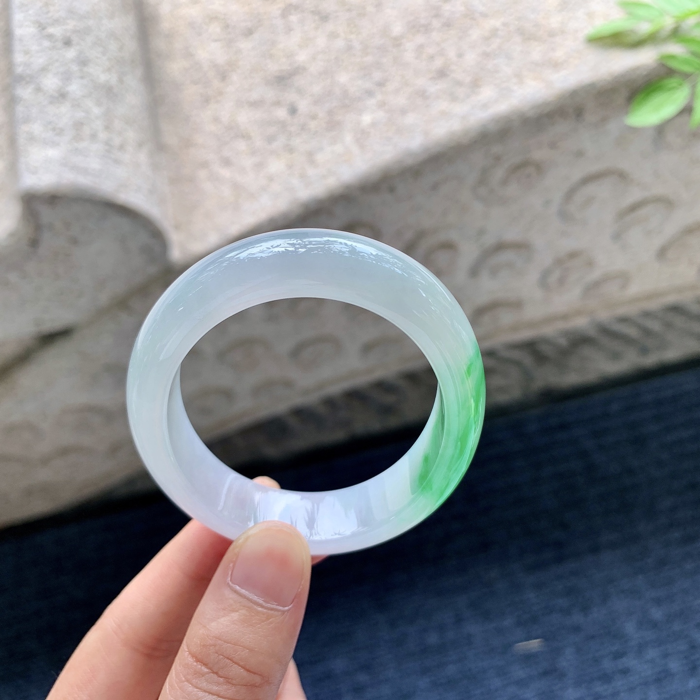 贵妃52 53，圈口53.2/45.6/12.8/7.6，编码B2081519，冰糯飘阳绿，水润，种老，细腻，内侧有纹线