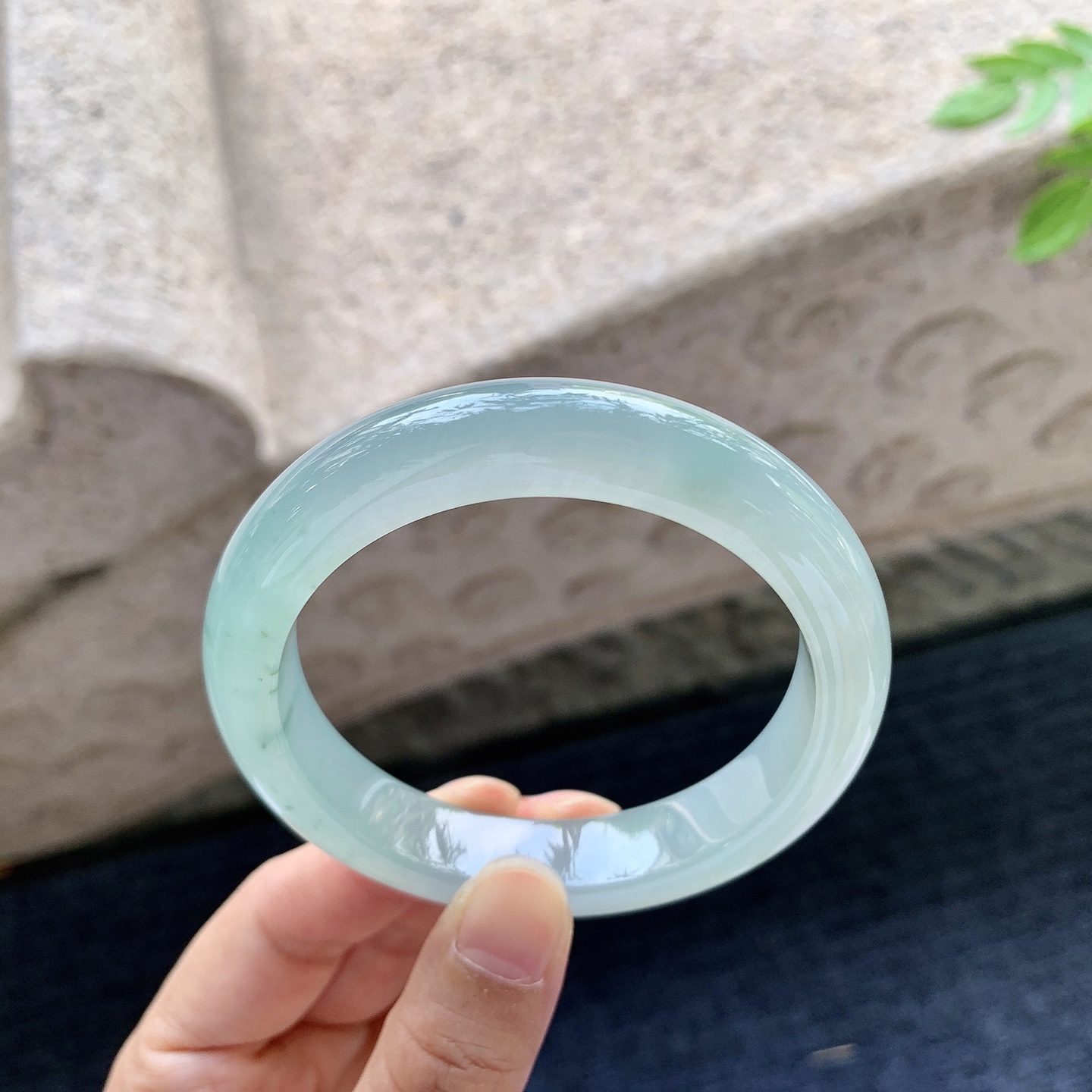 正圈54 55，圈口55.6/11.7/8.6，编码B2081524，描述冰糯晴绿，水润，种老，细腻，打灯有絮线
