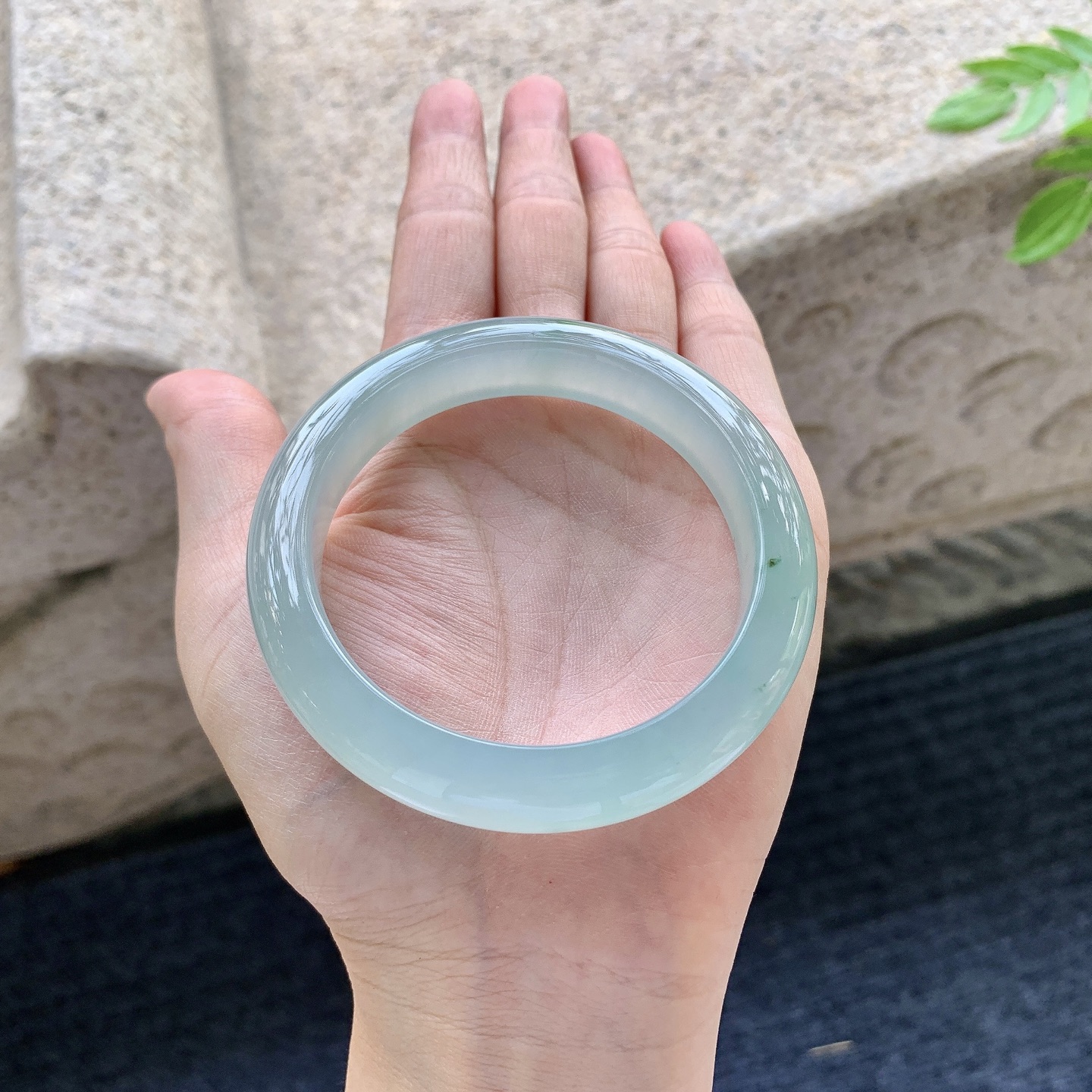 正圈54 55，圈口55.6/11.7/8.6，编码B2081524，描述冰糯晴绿，水润，种老，细腻，打灯有絮线