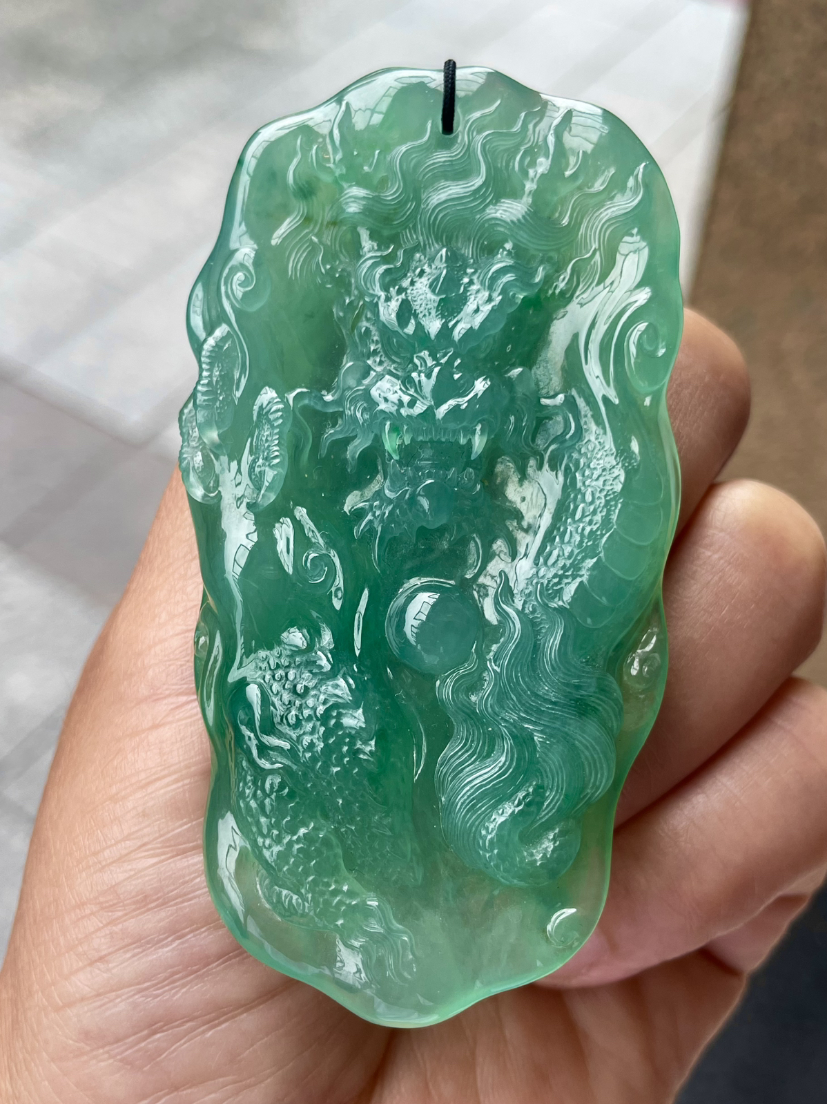 【冰种绿龙牌】冰润细腻，冰感好，质地很不错。雕工精细，佩戴效果好。