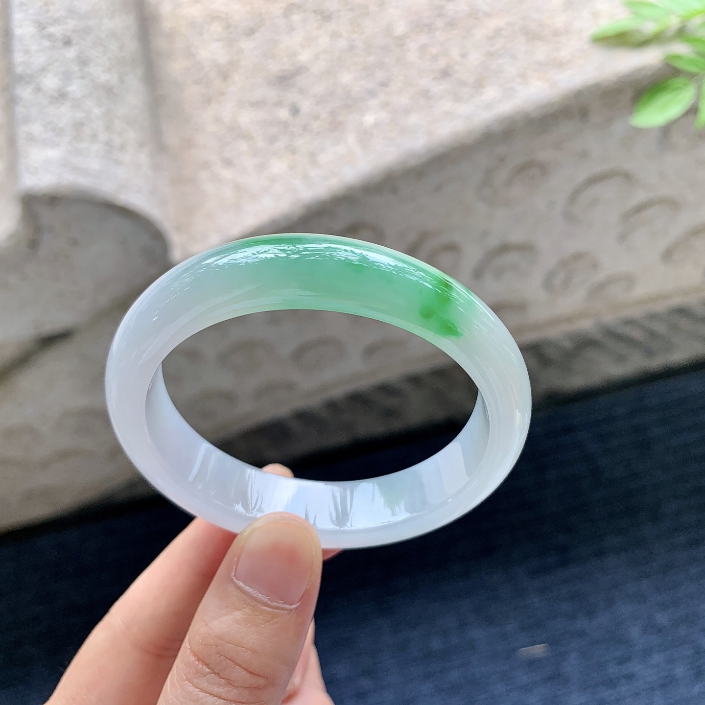 贵妃52 53，圈口53.2/45.6/12.8/7.6，编码B2081519，冰糯飘阳绿，水润，种老，细腻，内侧有纹线