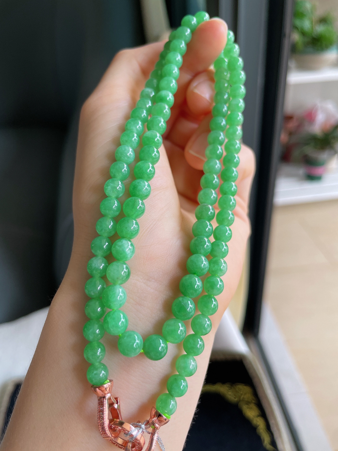 ️，缅甸天然翡翠A货，冰满绿珠链，尺寸：6-6.5mm91颗。【编3049】