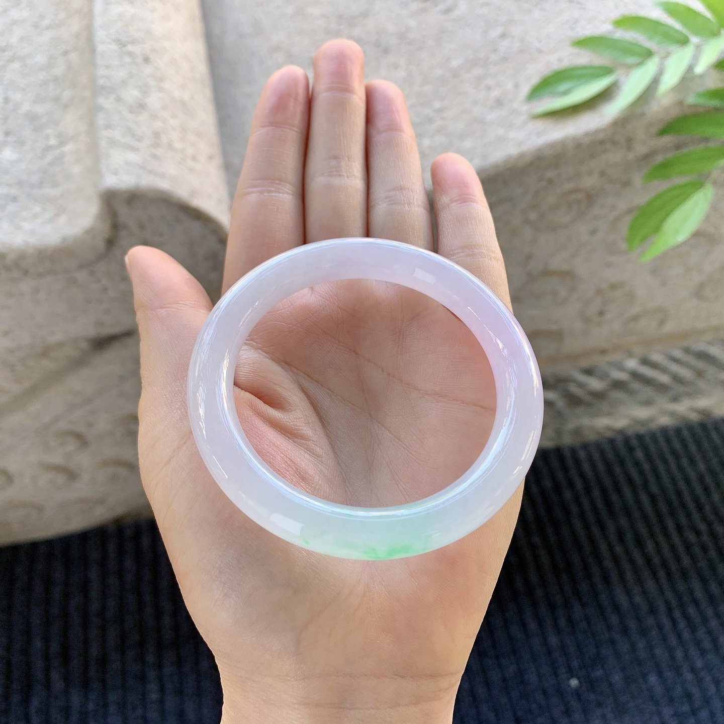 圆条52 53，圈口53.8/9/9，编码H3032126，描述：冰糯春彩，水润，种老，细腻，无裂。