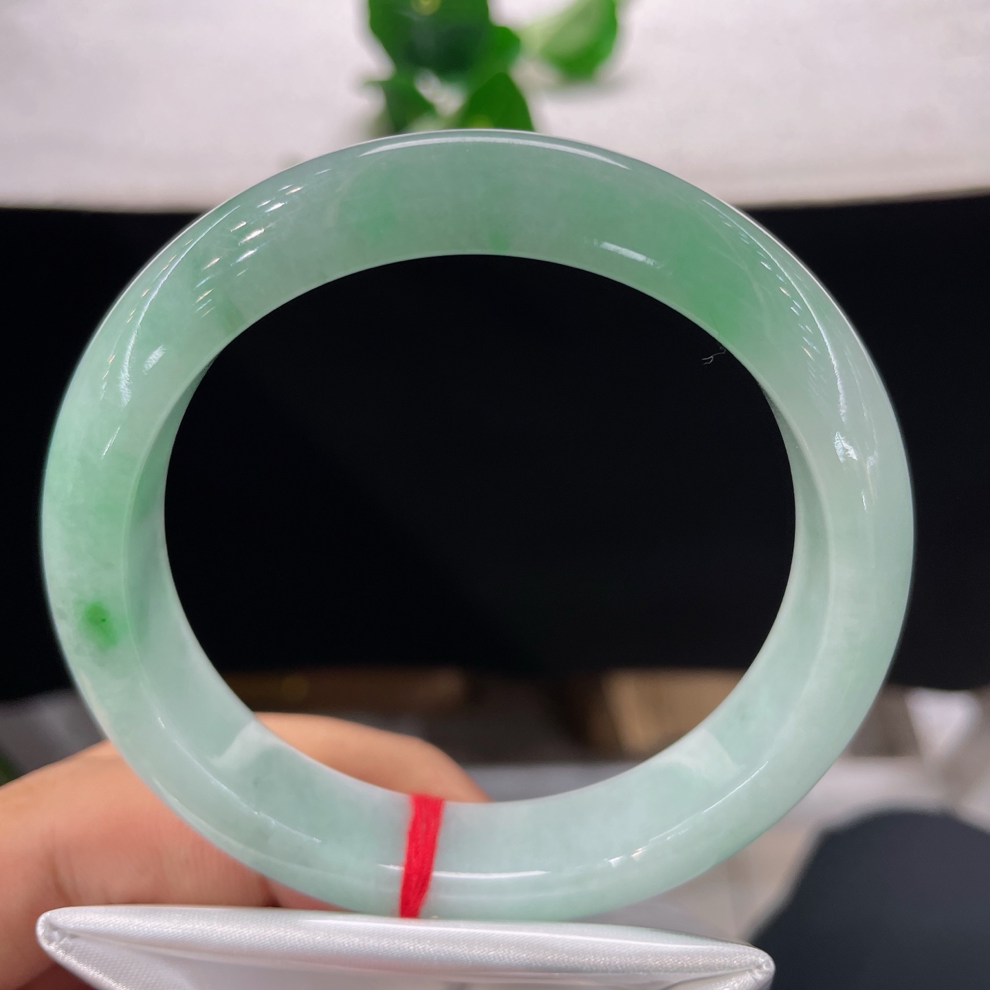 翡翠手镯，圈口60.8/13.2/8.6，细糯绿底正圈，60/61可戴，一镯含浅翠，清色自天成，无裂
