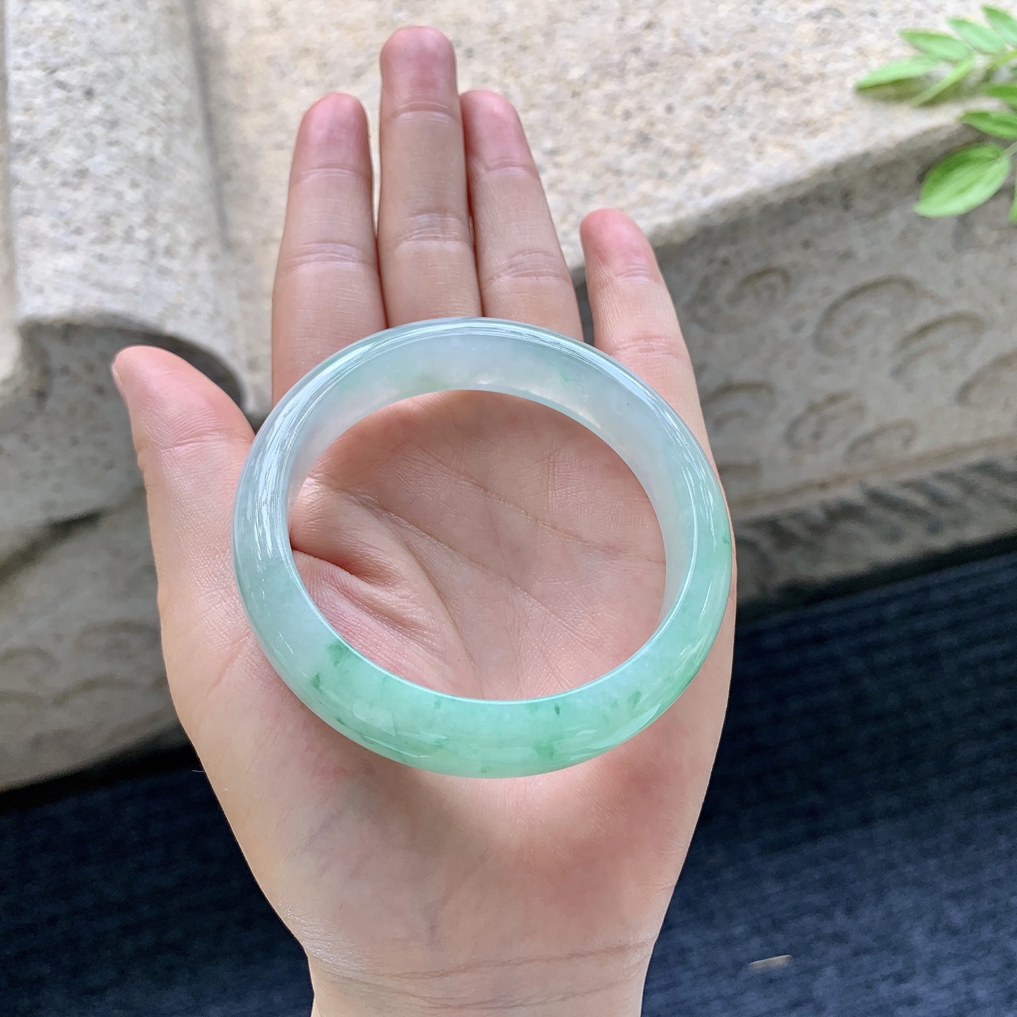 正圈53 54，圈口54.2/13.5/7.4，编码B2081518，糯冰飘绿，水润，种老，细腻，无裂。