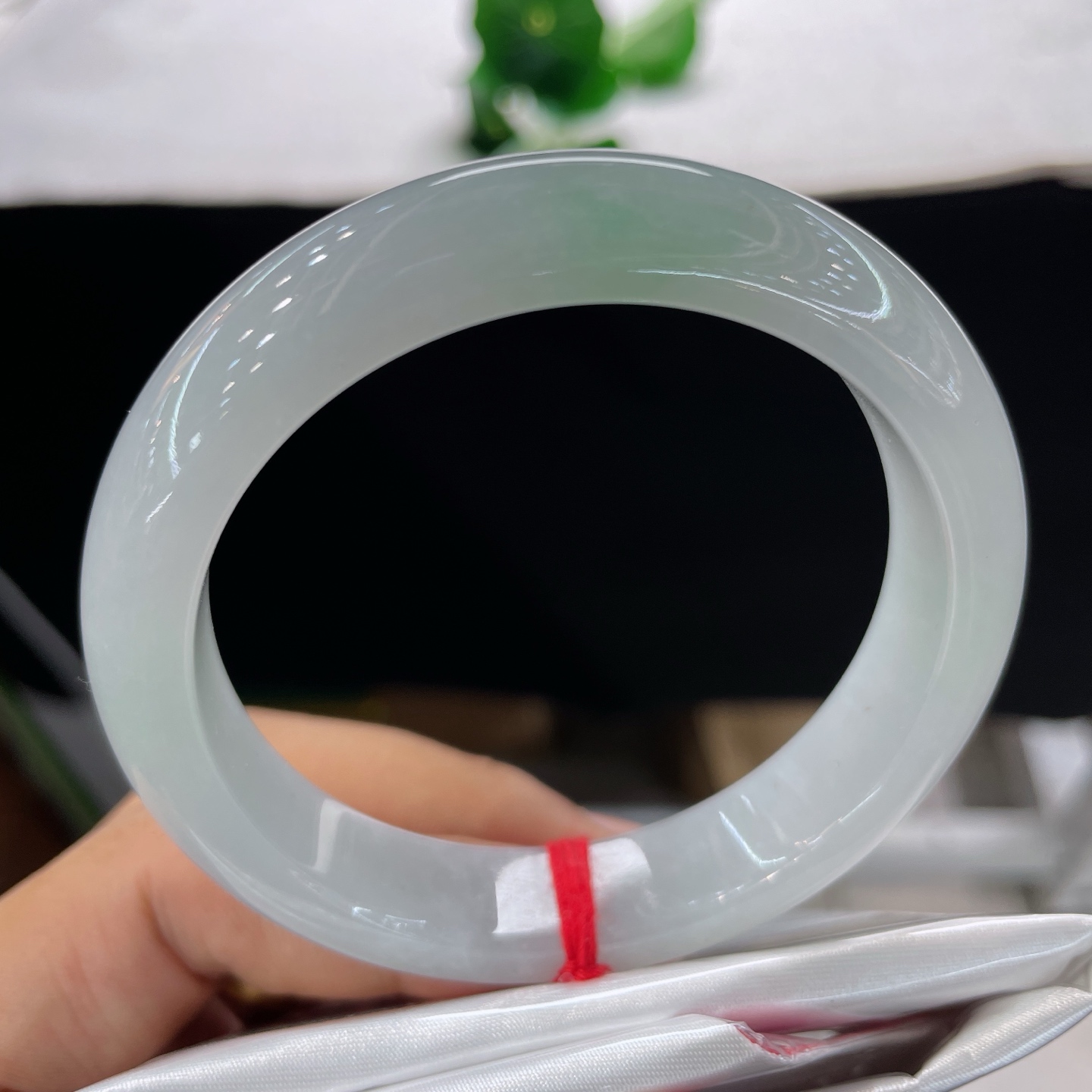 翡翠手镯 圈口57.3/12.7/8.3，淡绿底正圈，56/57可戴，冰魄凝清露，浅翠落玉环，无裂