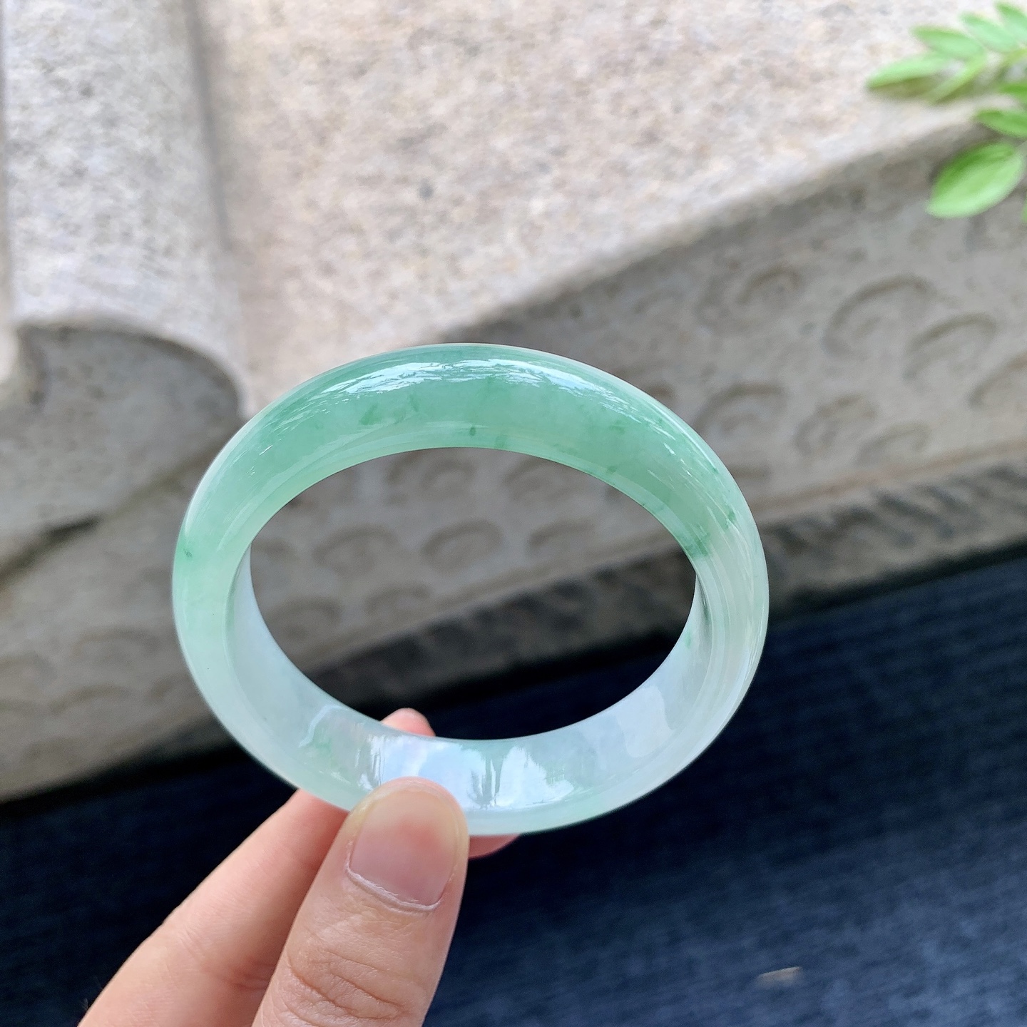正圈53 54，圈口54.2/13.5/7.4，编码B2081518，糯冰飘绿，水润，种老，细腻，无裂。