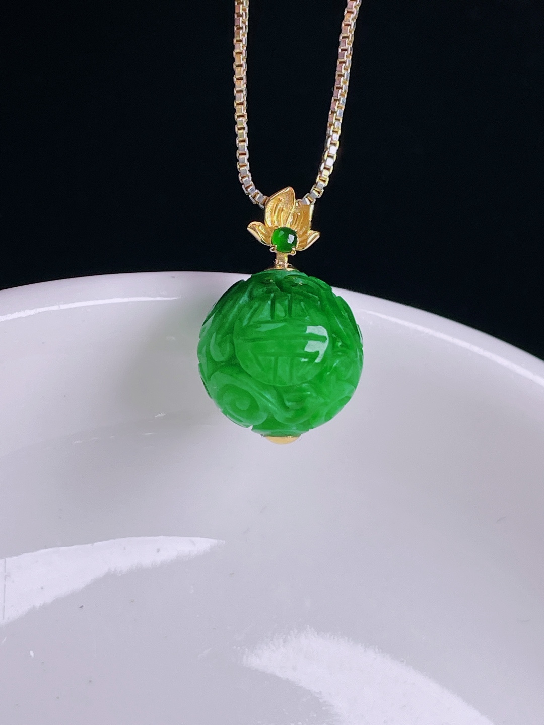 ️辣绿圆珠路路通，老种起光，细底通透，尺寸：裸石12.2mm0814