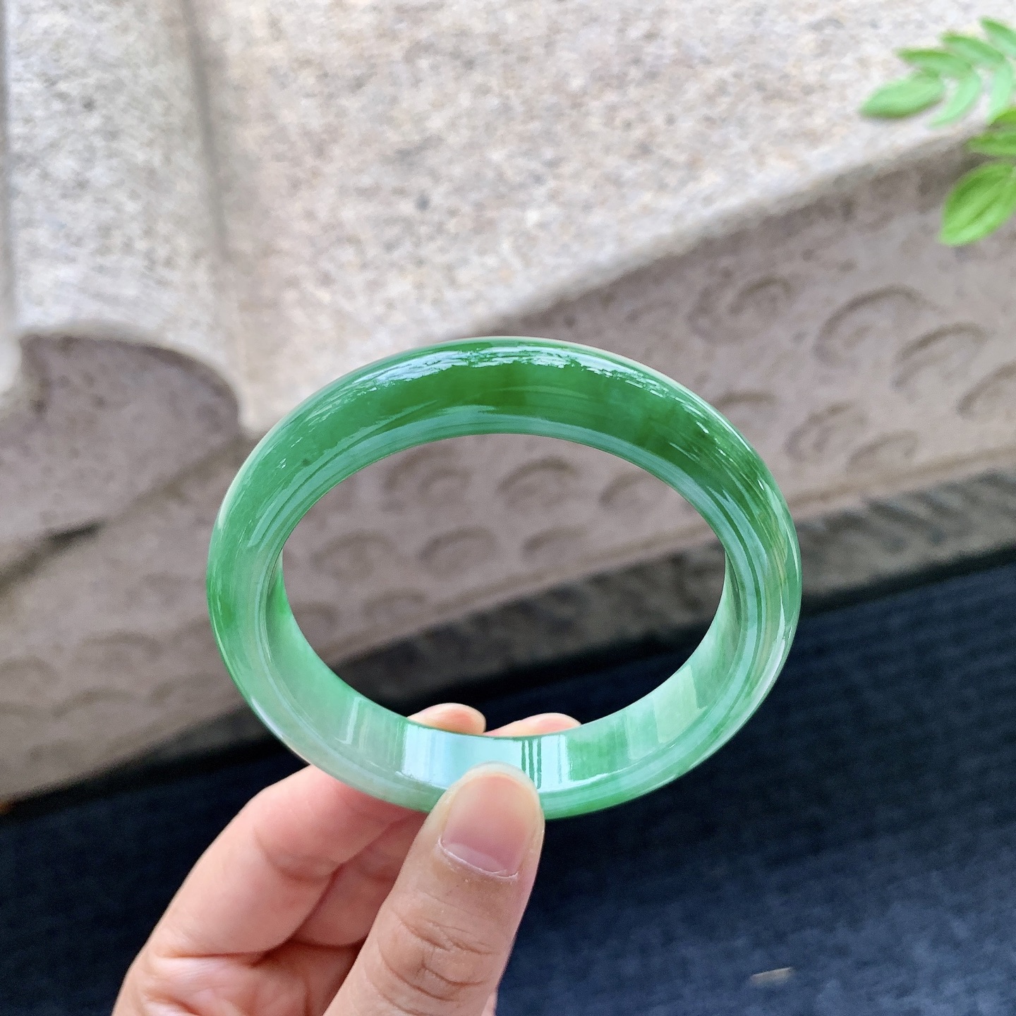 正圈55 56，圈口56.5/12.1/8，编码DL081541，描述辣绿，水润，种老，细腻，打灯有纹线