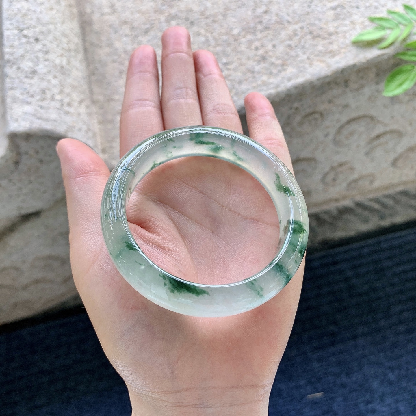 正圈54 55，圈口55/13.5/8.2，编码H6081502，冰种绿花，起光，清透，水润，种老，细腻，打灯有絮线