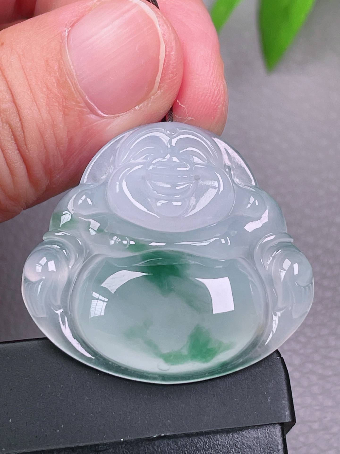 高冰种飘花佛公，无裂，饱满油洁，品相正，起荧光，尺寸：31.8-34.2-6.4
