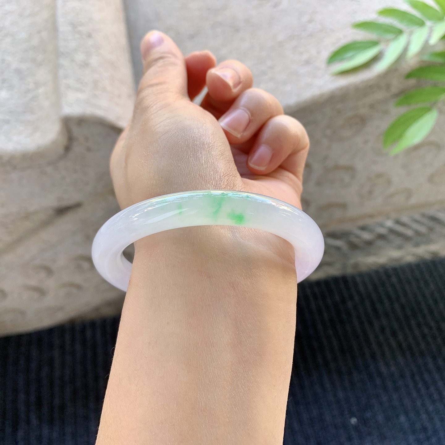 圆条52 53，圈口53.8/9/9，编码H3032126，描述：冰糯春彩，水润，种老，细腻，无裂。