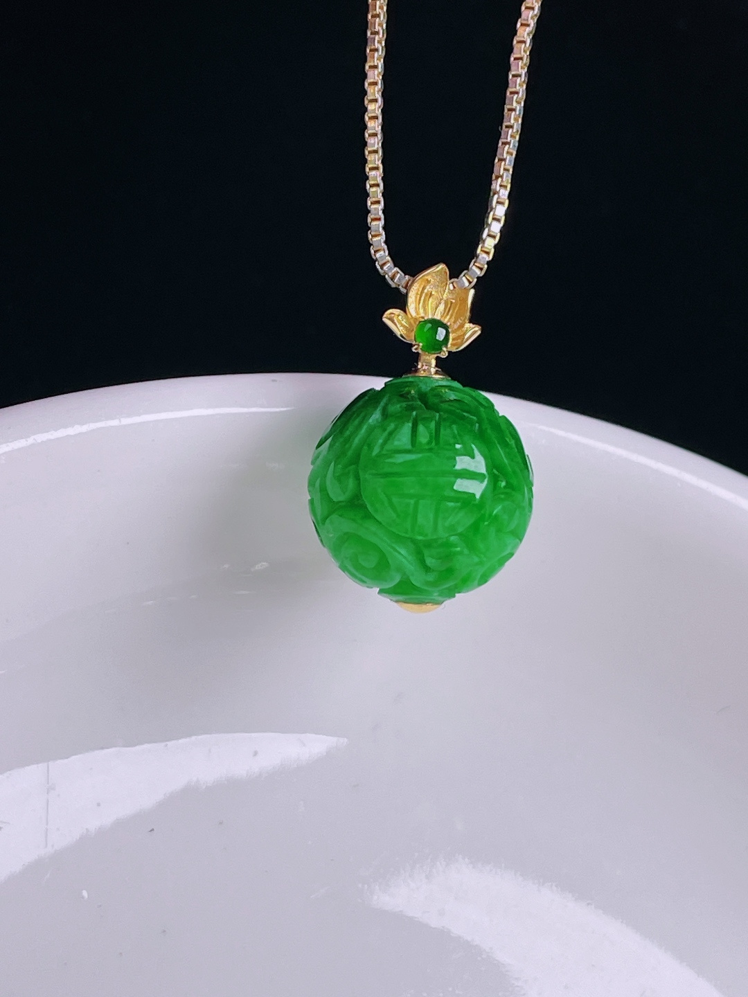 ️辣绿圆珠路路通，老种起光，细底通透，尺寸：裸石12.2mm0814