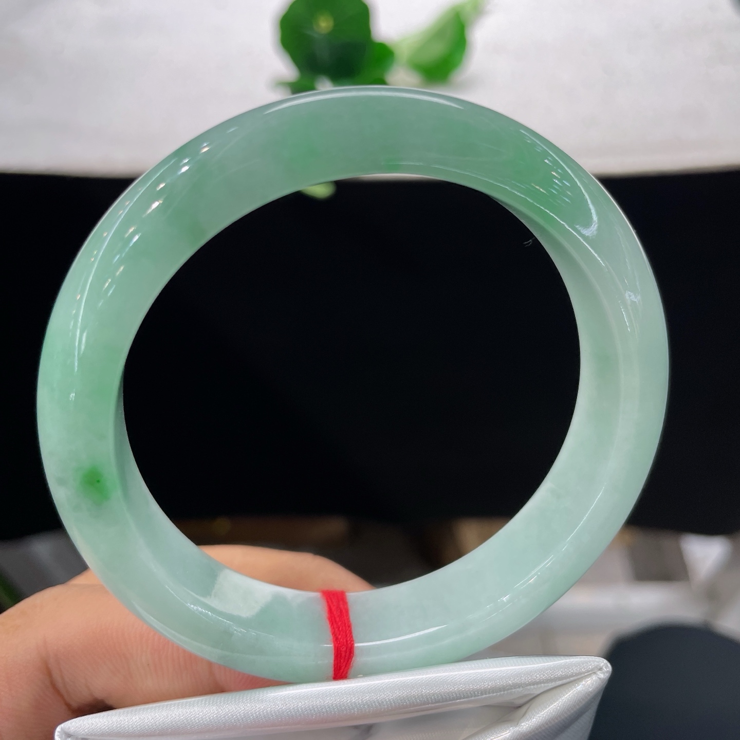 翡翠手镯，圈口60.8/13.2/8.6，细糯绿底正圈，60/61可戴，一镯含浅翠，清色自天成，无裂。