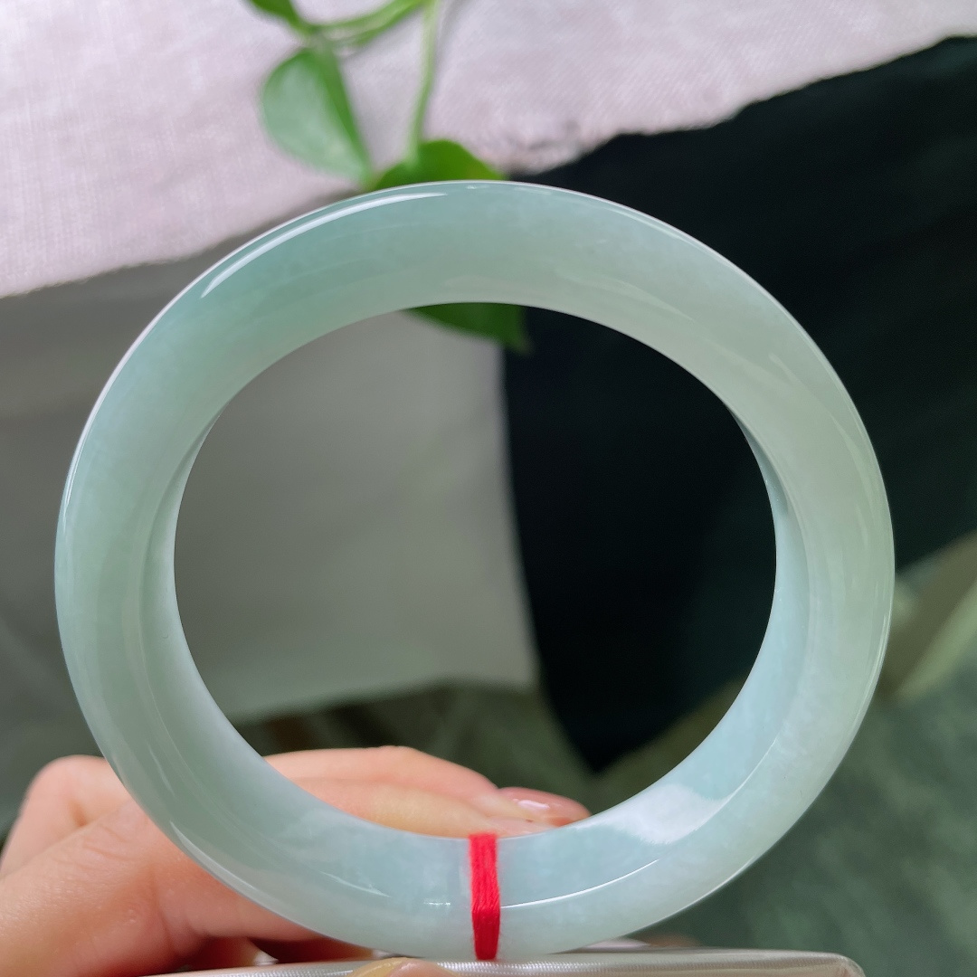 绿底正圈，无裂，镯身干净清爽，棉絮稀少，色泽内敛柔和，素雅大方。ss56403a